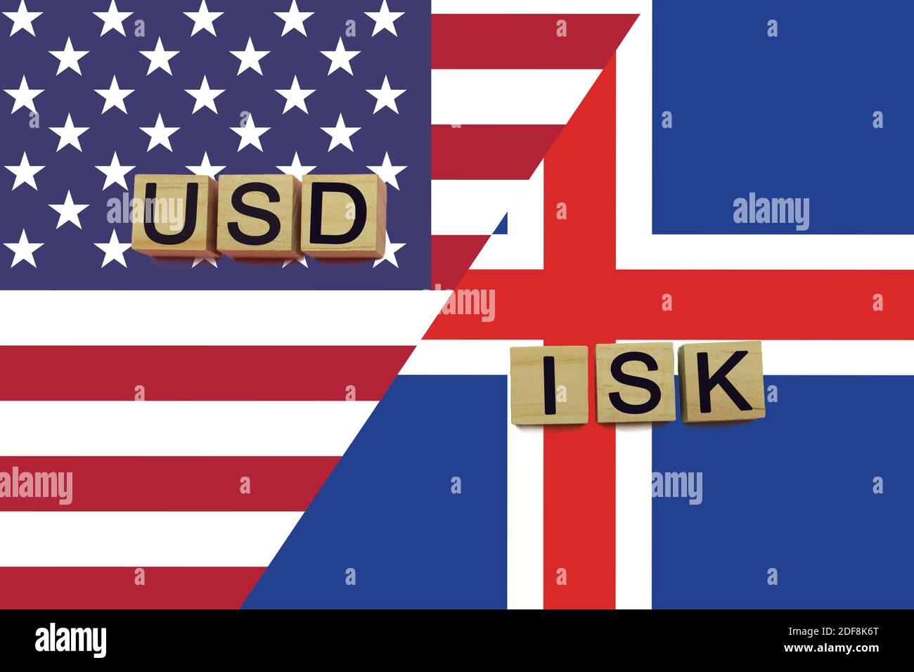 Le monete degli Stati Uniti e dell'Islanda sono codifiche in base alle bandiere nazionali. Concetto di trasferimento di denaro internazionale Foto Stock