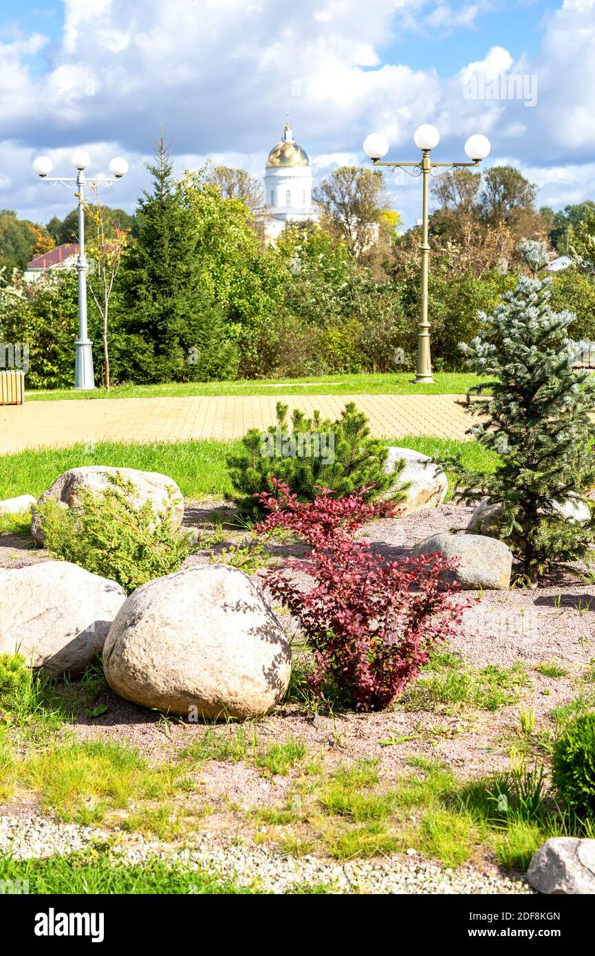 Composizione urbana con pietre e piante in un parco cittadino a Borovichi, Russia Foto Stock