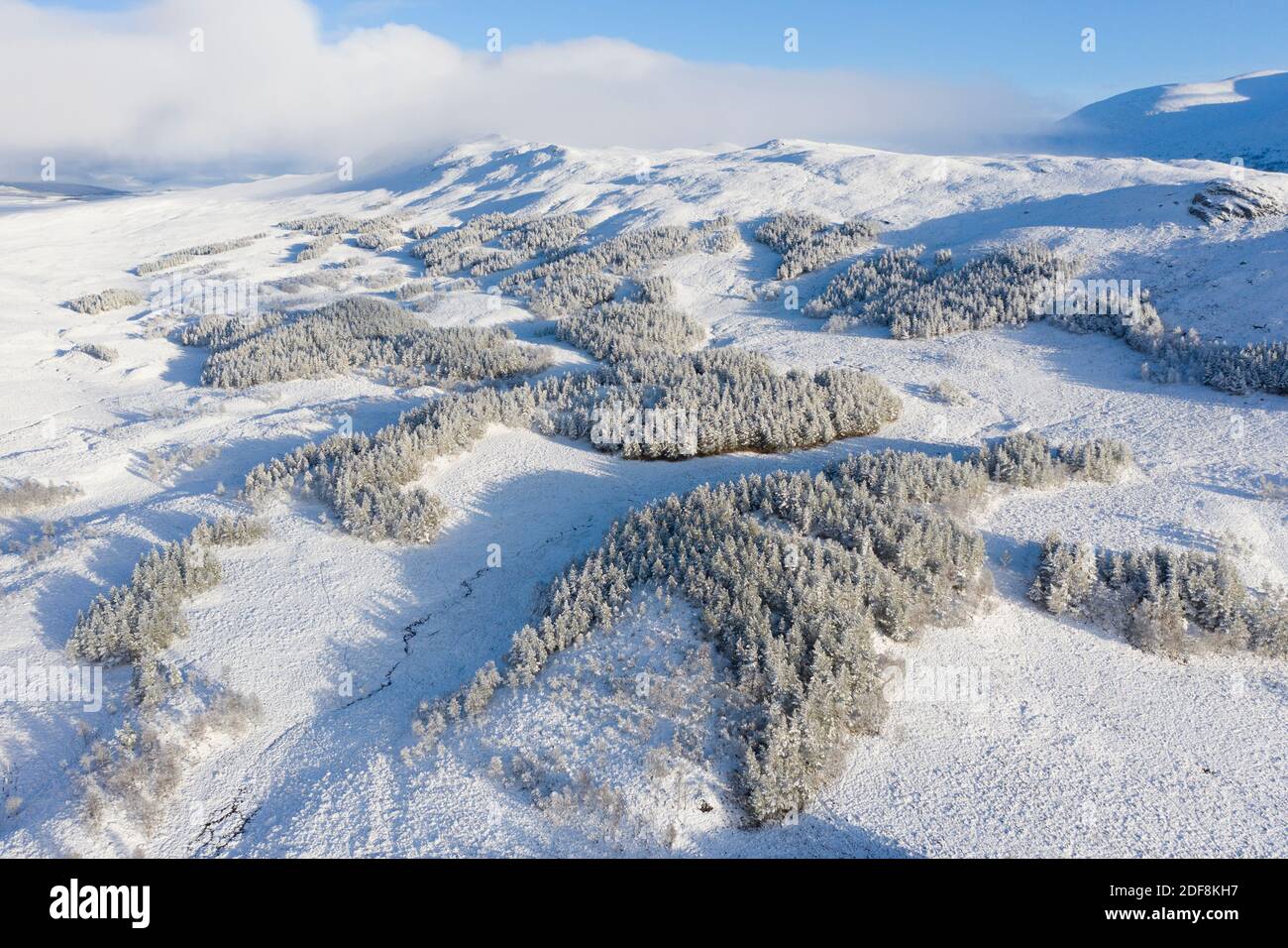 Glen Coe, Scozia, Regno Unito. 3 dicembre 2020. Un fronte freddo ha portato la prima nevicata nelle Highlands scozzesi. Rannoch Moor e Glen Coe sono coperti in diversi centimetri di neve. Il sole luminoso durante tutta la giornata ha creato splendidi paesaggi invernali. Nella foto; veduta aerea della A82 che passa sopra la neve coperta Ranch Moor. Iain Masterton/Alamy Live News Foto Stock