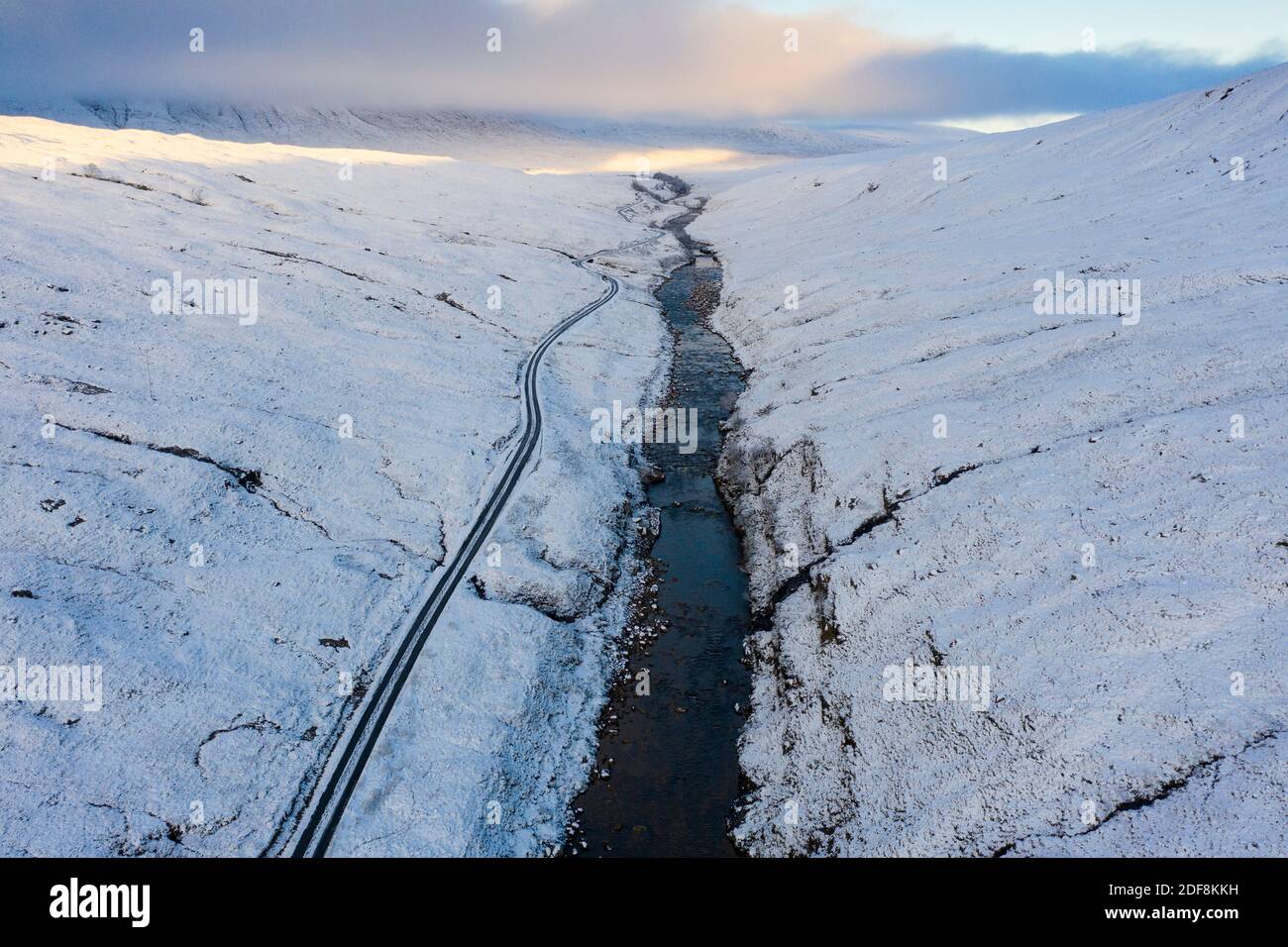 Vista aerea di Glen Etive dopo la neve nel dicembre 2020, Scozia, Regno Unito Foto Stock