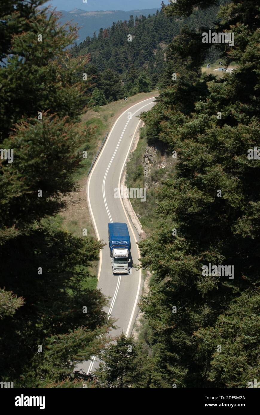 vista aerea del camion che attraversa una foresta di una montagna strada Foto Stock