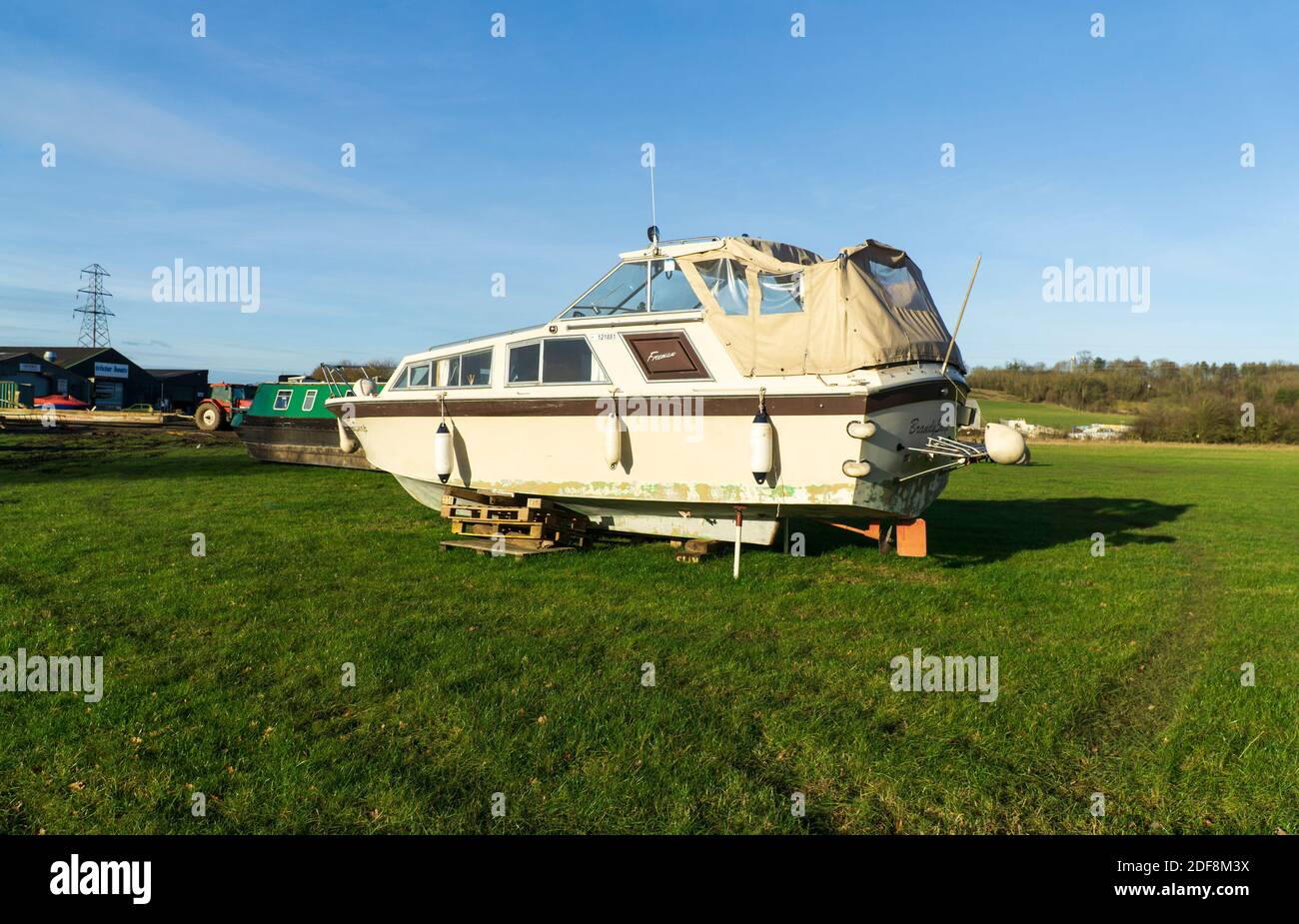 Crociera fluviale in un campo Foto Stock Crociera fluviale in un campo Foto Stock