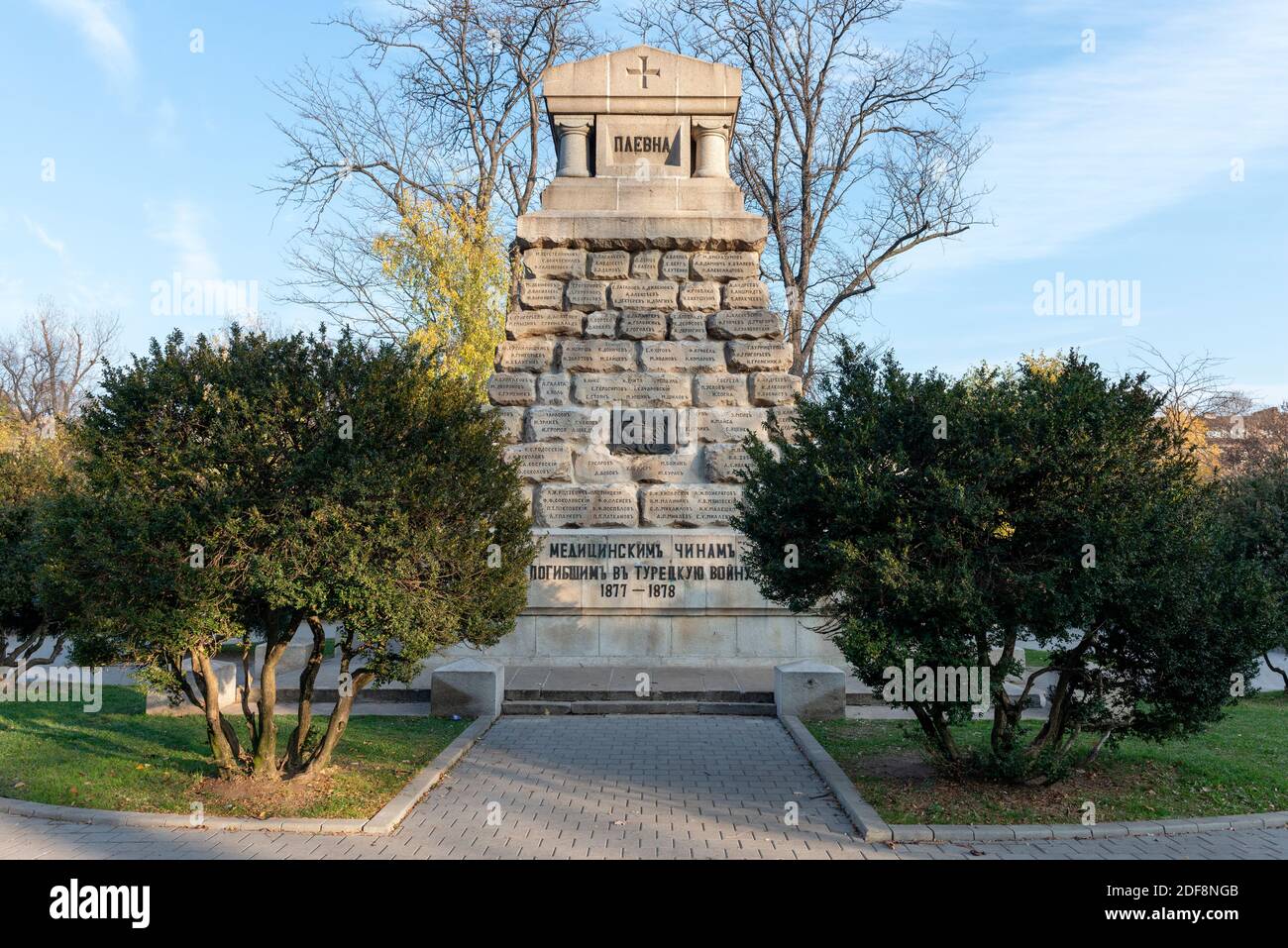 Monumento commemorativo del dottore e monumento di Antonyi Tomishko e Luigi Farabosco a Sofia Bulgaria, Europa orientale, Balcani, UE Foto Stock