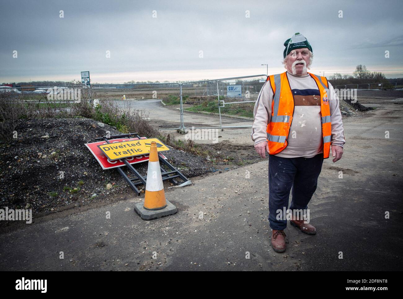 GRAN BRETAGNA / KENT / Harvey un pittore che lavora per il parco di camion post-Brexit vicino a Ashford in Kent. Foto Stock