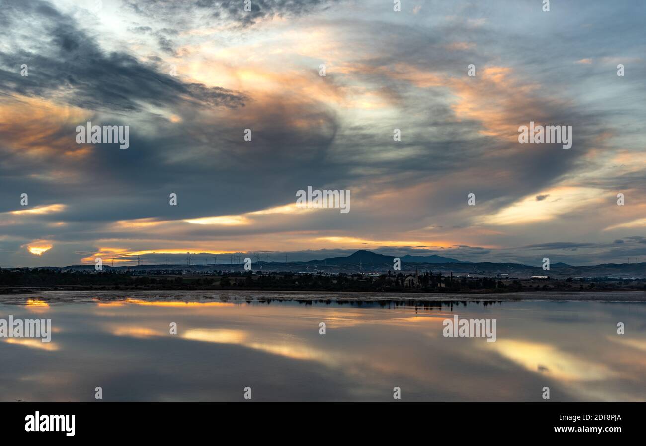 Tramonto colorato cielo crepuscolo in un lago salato. Larnaca Cipro Foto Stock