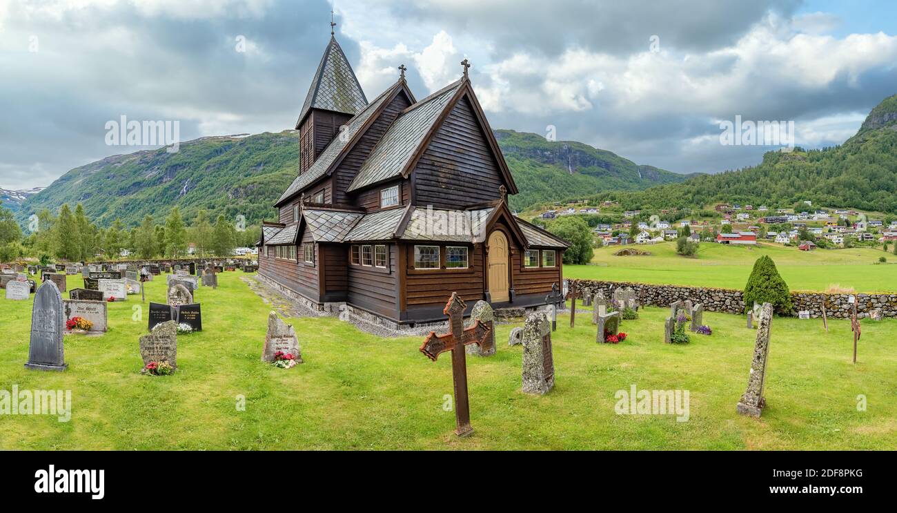 Røldal, Ullensvang, Norvegia; 18 luglio 2020 - 13 ° secolo Chiesa di legno Roldal Stave (Røldal stavkyrkje) e cimitero in un giorno nuvoloso, Odda, Hordaland Foto Stock