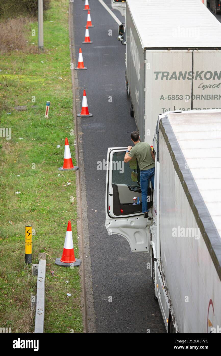 Arretrati di autocarri causati dalle autorità che hanno testato i controlli post-Brexit allo svincolo 11 dell'M20 mentre hanno cercato di avvicinarsi all'Eurotunnel . Foto Stock