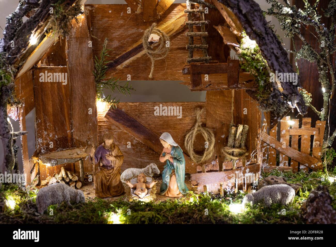 Bella presepe natalizio con famiglia Santa in una vecchia stalla in legno  fatta a mano, Presepio o Presepe italiano tradizionale Foto stock - Alamy