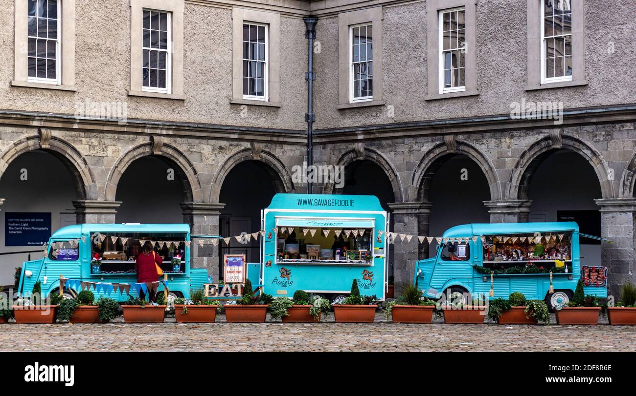 Caffè da asporto, tre camion che servono caffè da asporto e spuntini nel cortile del Royal Hospital Kilmainham, Dublino, Irlanda. Foto Stock