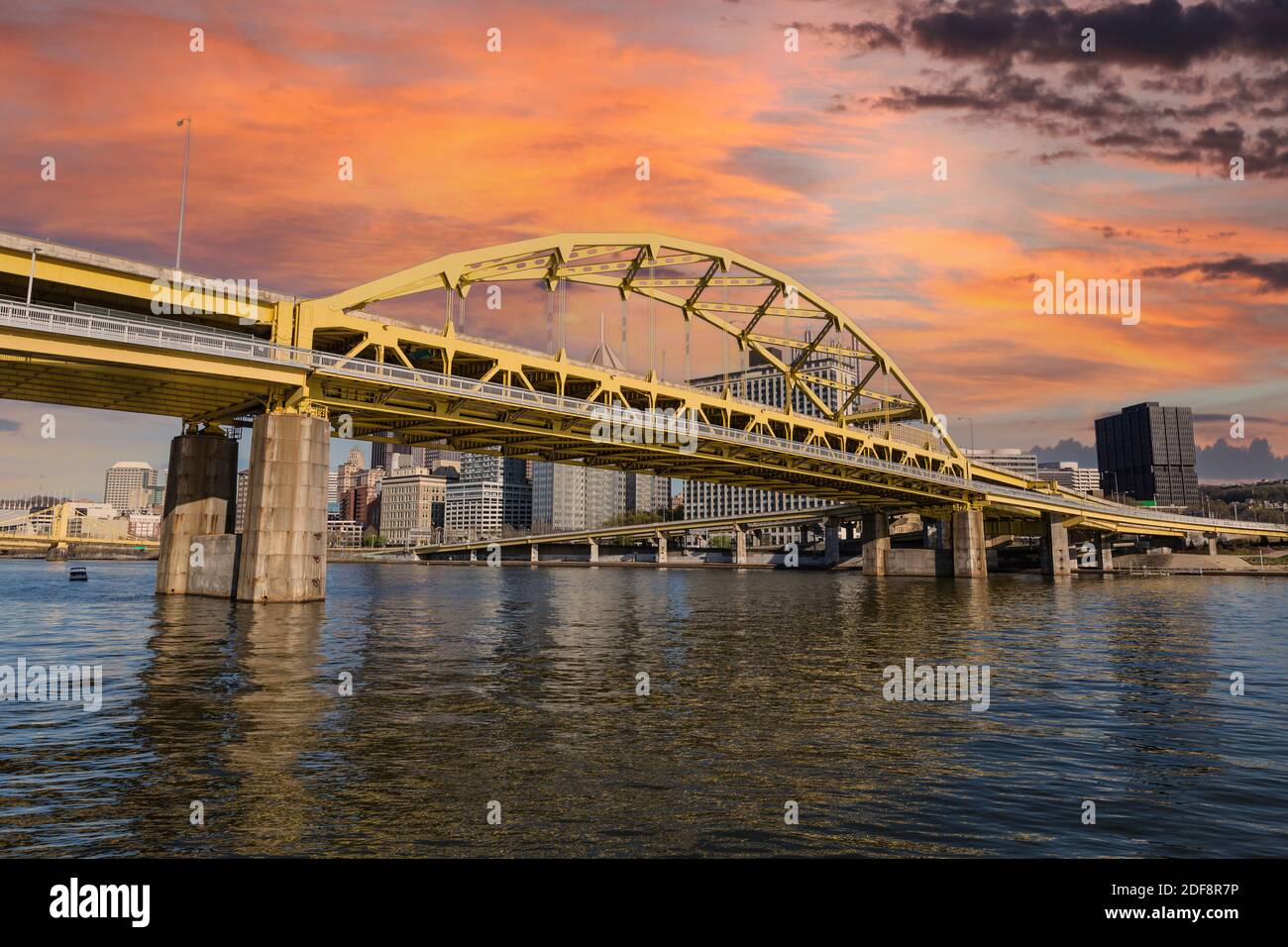 Downtown Urban Waterfront e Route 279 ponte con cielo tramonto a Pittsburgh, Pennsylvania. Foto Stock