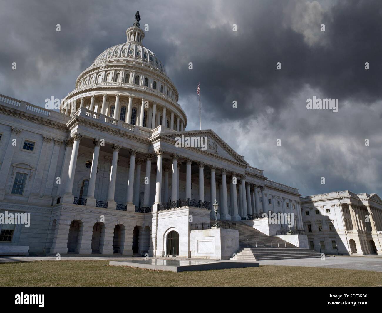 L'edificio del Campidoglio degli Stati Uniti con il cielo tempestoso a Washington DC. Foto Stock