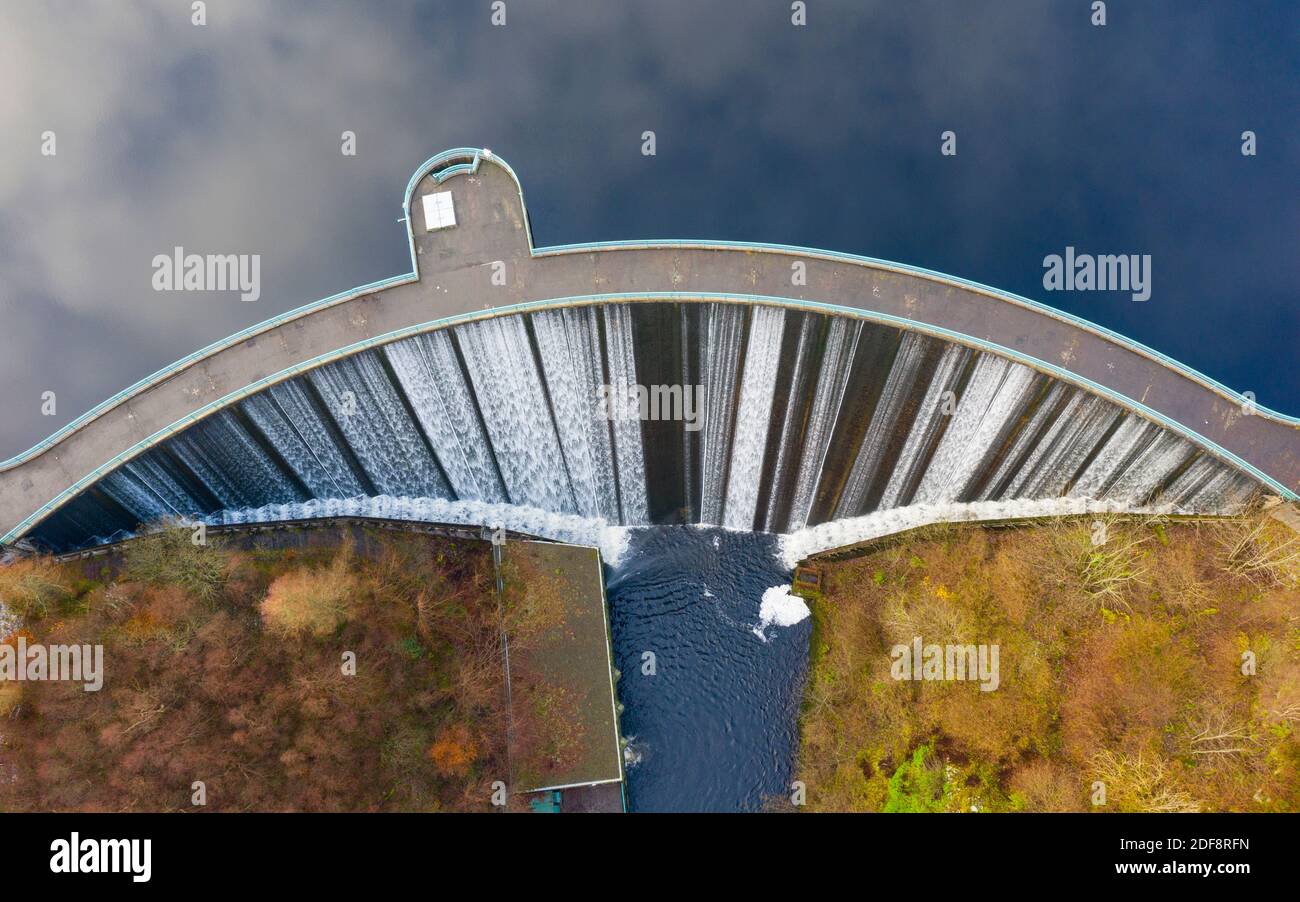 Glen Devon, Scozia, Regno Unito. 3 dicembre 2020. Vista aerea dell'acqua dal bacino idrico di Castlehill che si riversa su un canale di colata sulla diga di Castlehill a Perth e Kinross. Iain Masterton/Alamy Live News Foto Stock