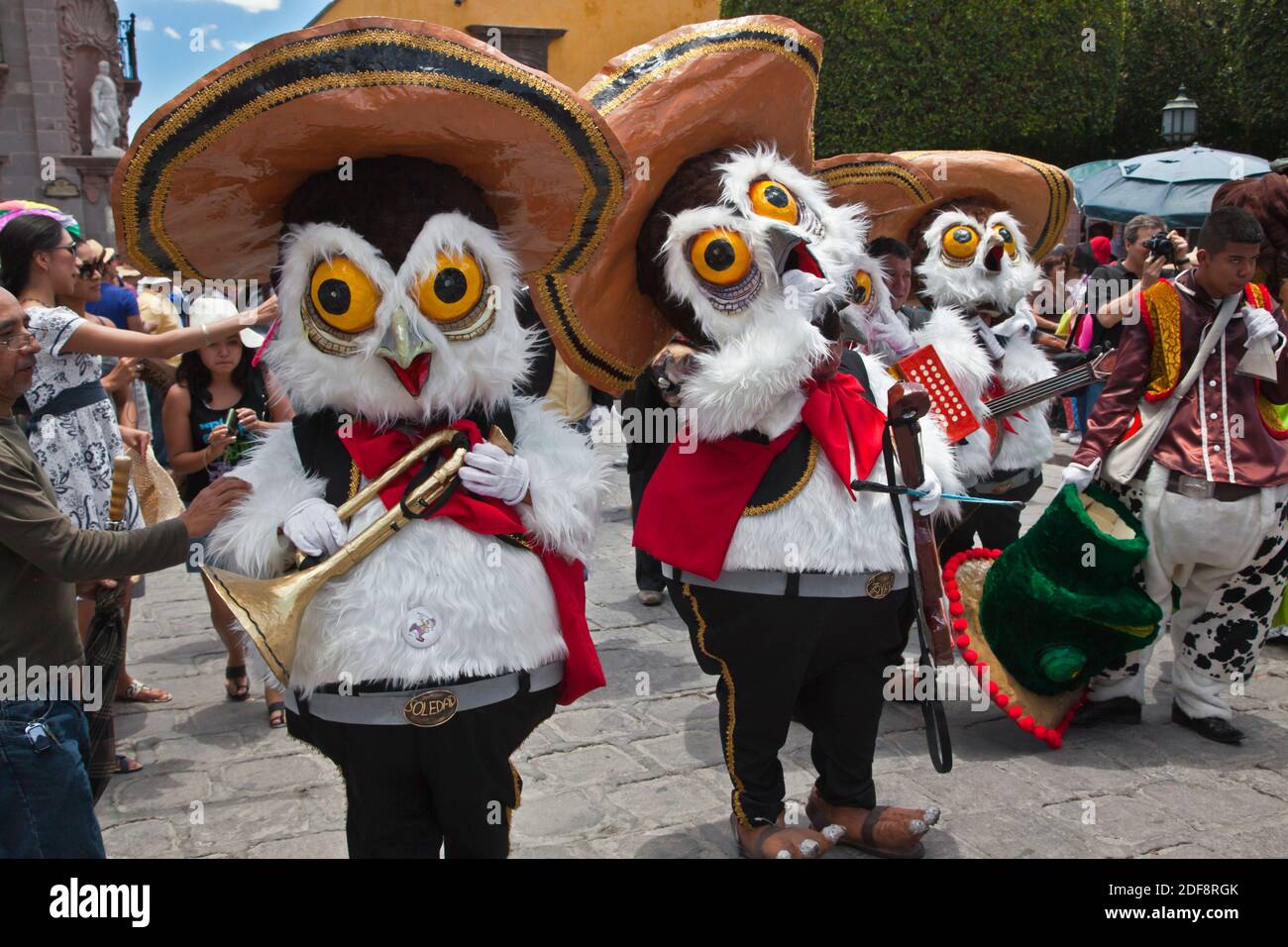 I messicani si vestono in costumi e partecipano alla SFILATA DIA DE LOS LOCOS (GIORNO DELLE PASTOIE) - SAN MIGUEL DE ALLENDE, GUANAJUATO, MESSICO Foto Stock