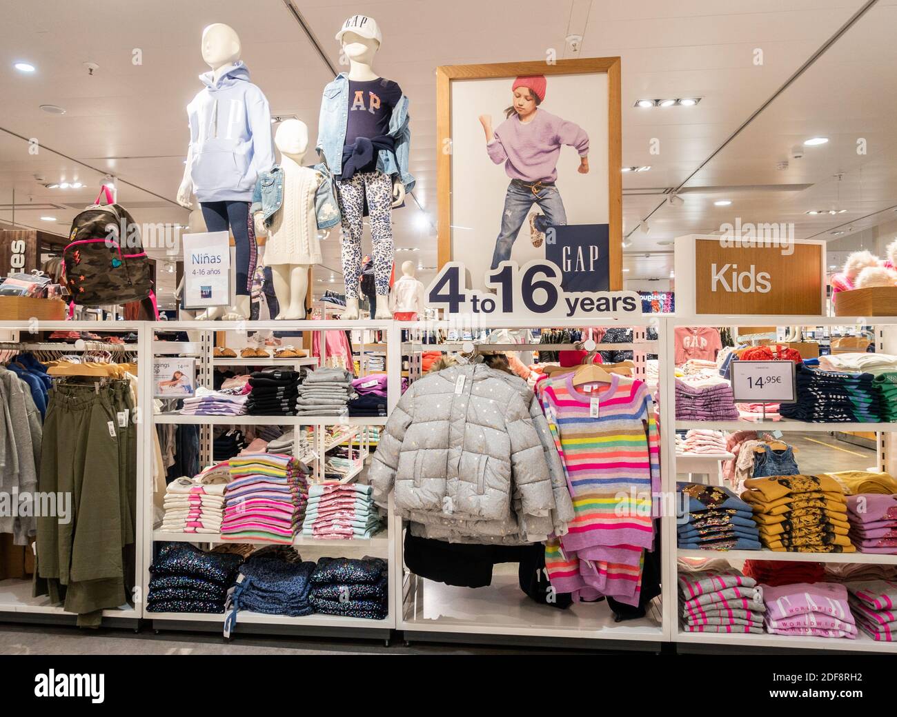 Negozio di abbigliamento Gap per bambini Foto stock - Alamy