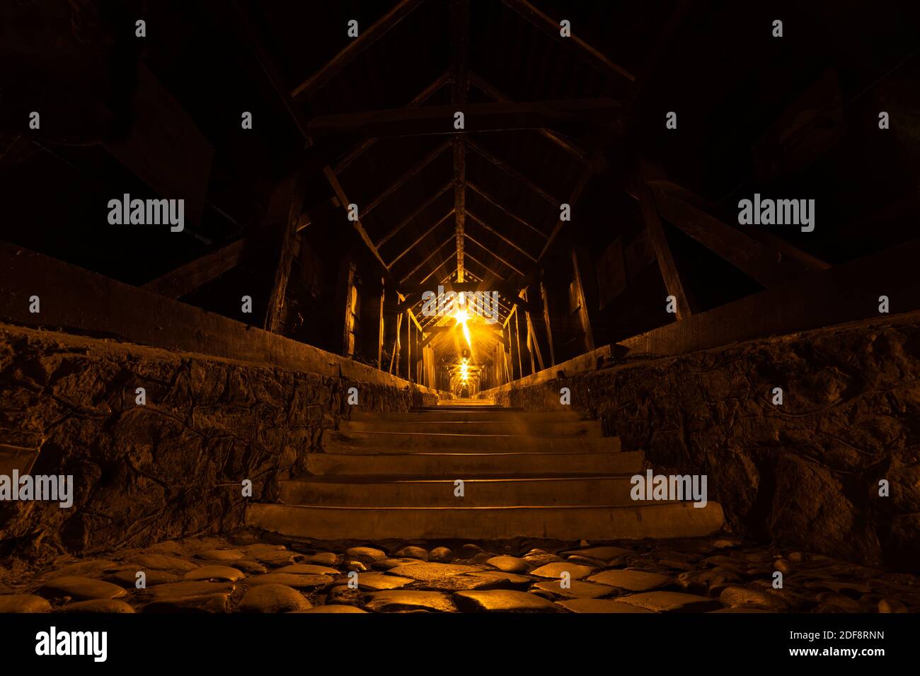 Coperto stellato allievo, di notte, fatto di legno e pietre, nella cittadella di Sighisoara, Romania Foto Stock