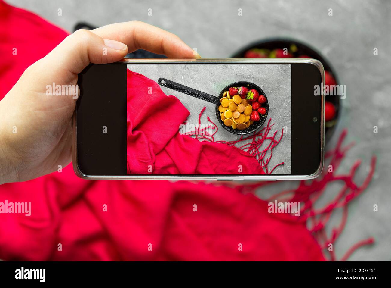 Donna che scatta una foto del cibo alla moda - cereali pancake con smartphone Foto Stock