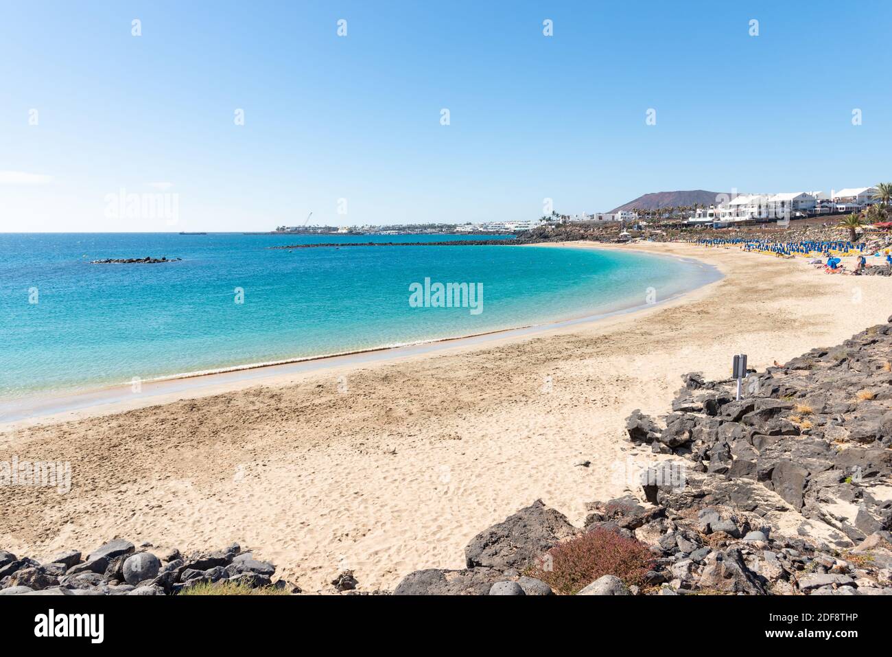 Vista panoramica unica Playa Dorada spiaggia a Playa Blanca, Lanzarote, Isole Canarie, Spagna. Foto Stock