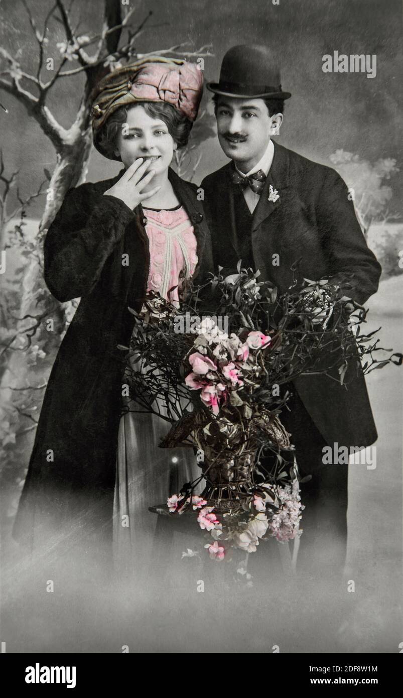 Giovane coppia felice festeggiò il nuovo anno. Immagine d'epoca con grana e sfocatura originali Foto Stock