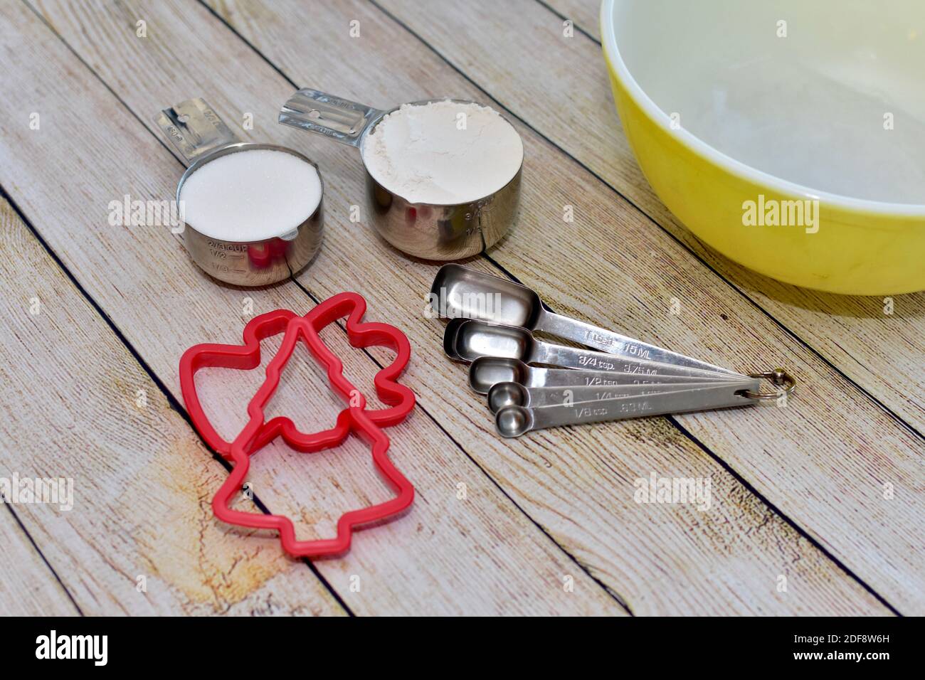 Utensili da cucina e ciotole per biscotti pronti per la cottura stagionale Foto Stock