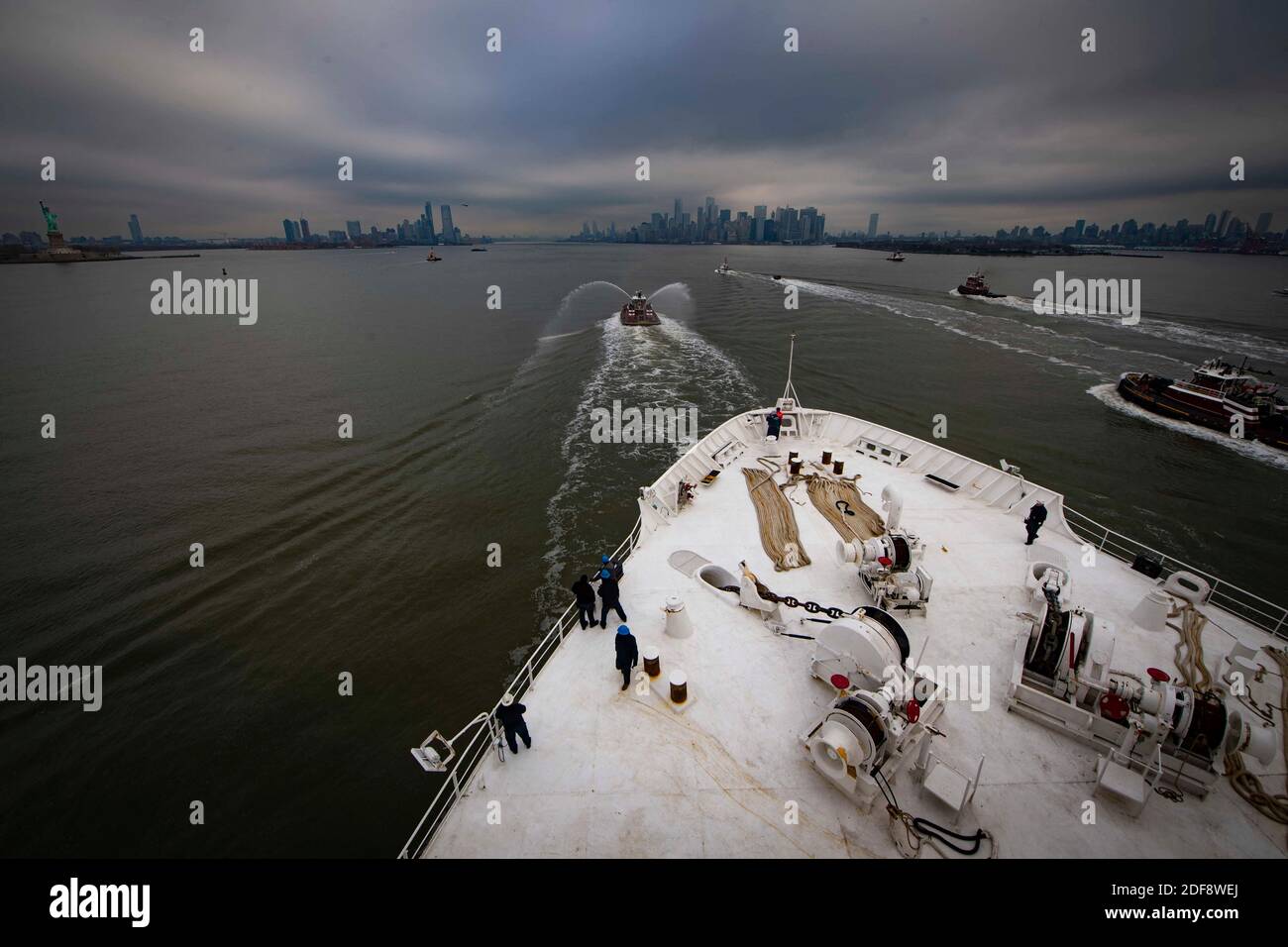 Handout photo datedMarch 30, 2020 della nave ospedaliera del comando militare di Sealift USNS Comfort (T-AH 20) transita nel fiume Hudson quando la nave arriva a New York City a sostegno degli sforzi di risposta della nazione COVID-19. Comfort servirà come ospedale di riferimento per i pazienti non COVID-19 attualmente ricoverati in ospedali a terra. Ciò consente agli ospedali a terra di concentrare i propri sforzi sui casi COVID-19. Photo by Mass Communication Specialist 2nd Class Sara Eshleman/US Navy via ABACAPRESS.COM Foto Stock