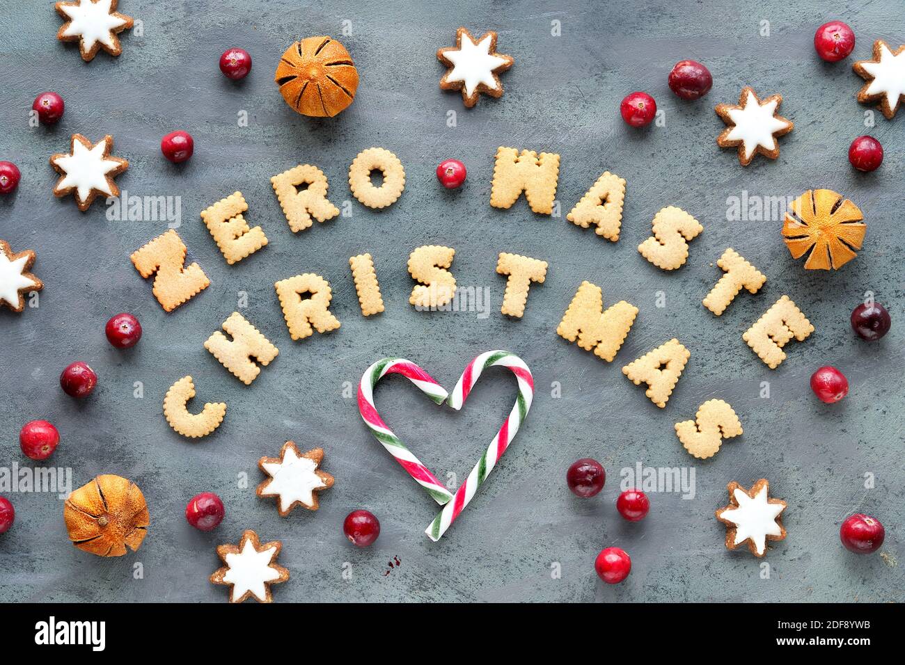 Testo Zero rifiuti Natale fatto con biscotti. Fondo xmas, decorazioni biodegradabili a basso impatto. Foto Stock