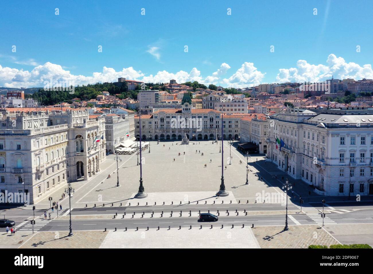 Trieste - Piazza Unità d'Italia con vista aerea sopra con sole e cielo blu Foto Stock