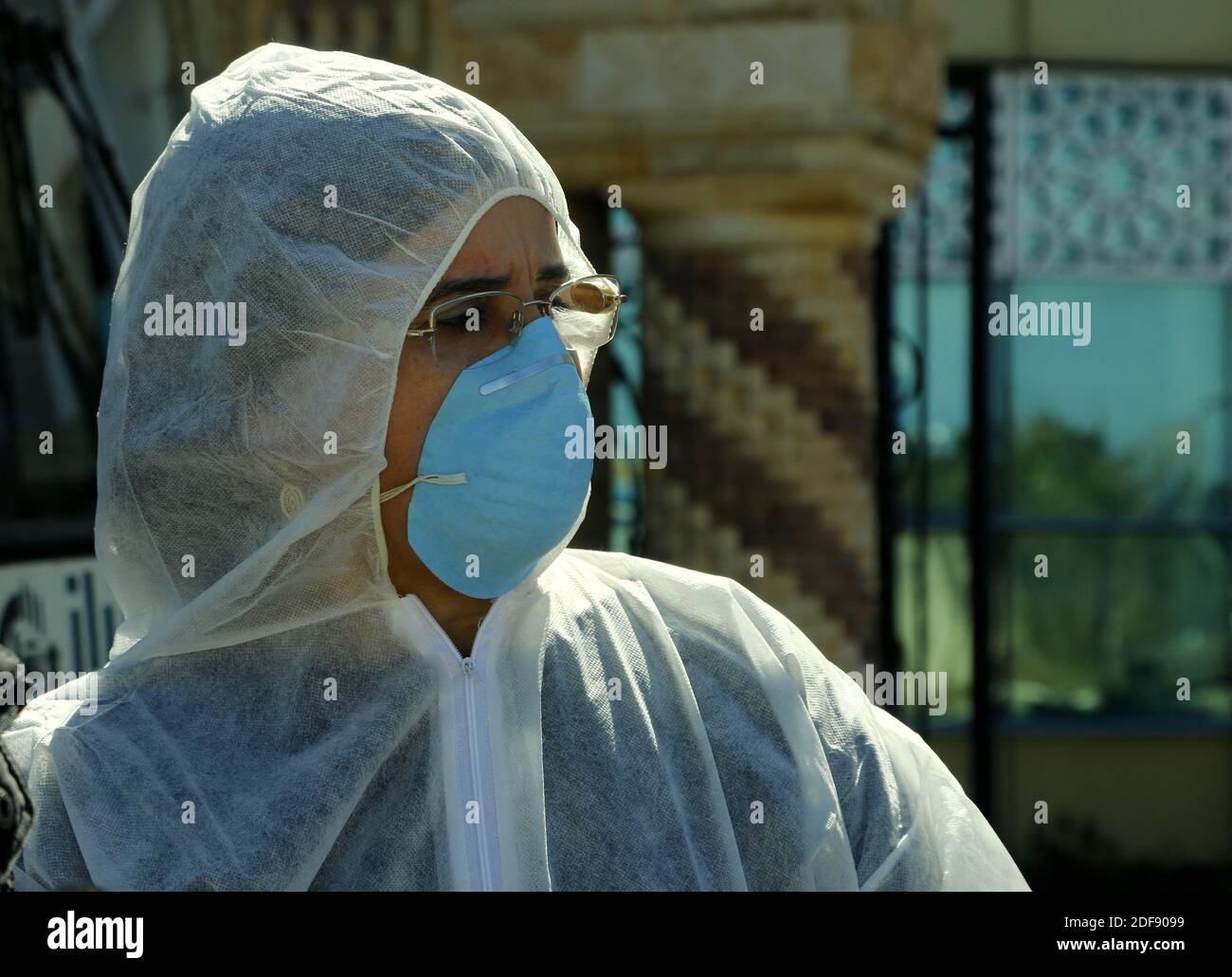 Un personale medico di emergenza che indossa maschera e tuta di protezione a Oran, Algeria, il 05 aprile 2020, durante l'epidemia di covid-19. Oran scrupoloso rispetto per l'emergenza pandemica di Covid-19. Tutte le scuole, le università, i mezzi pubblici, i ristoranti e i caffè, i bagni pubblici, le sale eventi e i nightclub sono chiusi e coprifuoco dalle 15:00 alle 07:00 a Oran. Foto di Hamza Bouhara/ABACAPRESS.COM Foto Stock