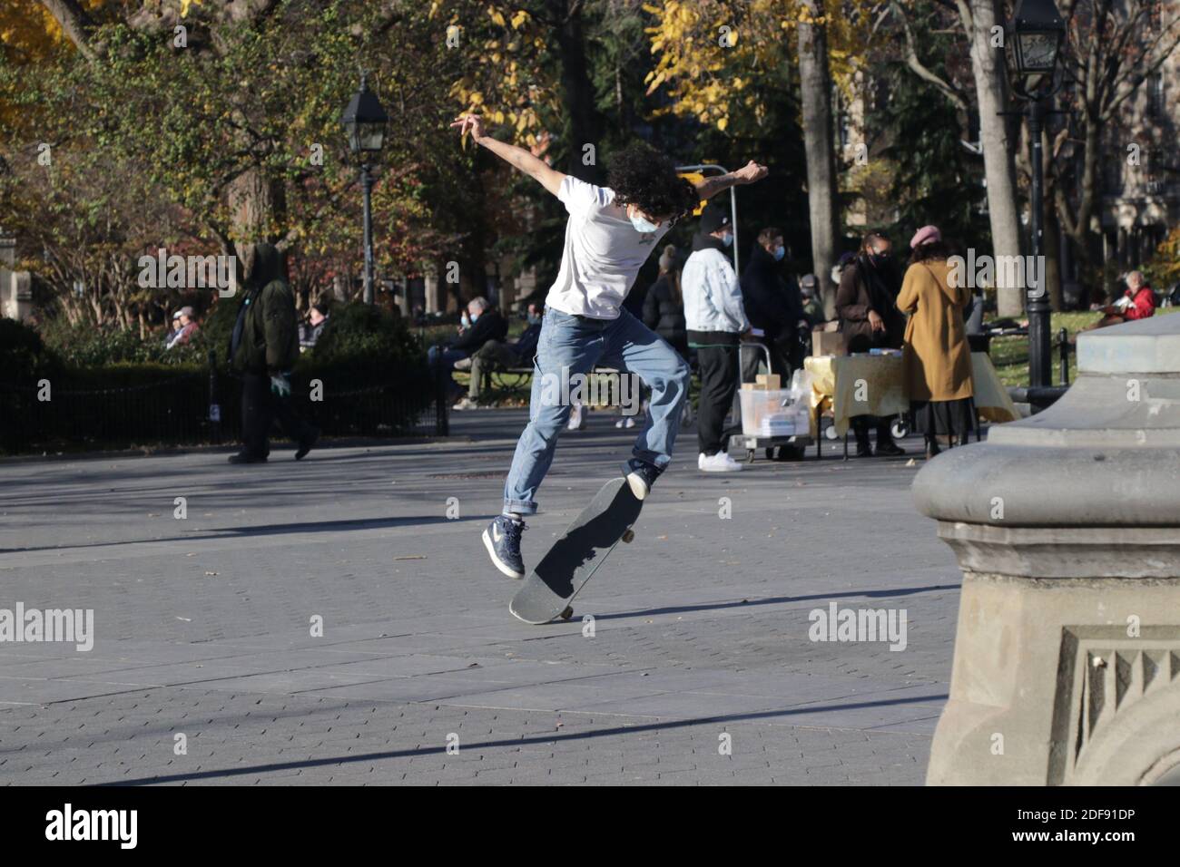 Skate Boarders che pratica la loro forma d'arte, New York, NY USA Foto Stock