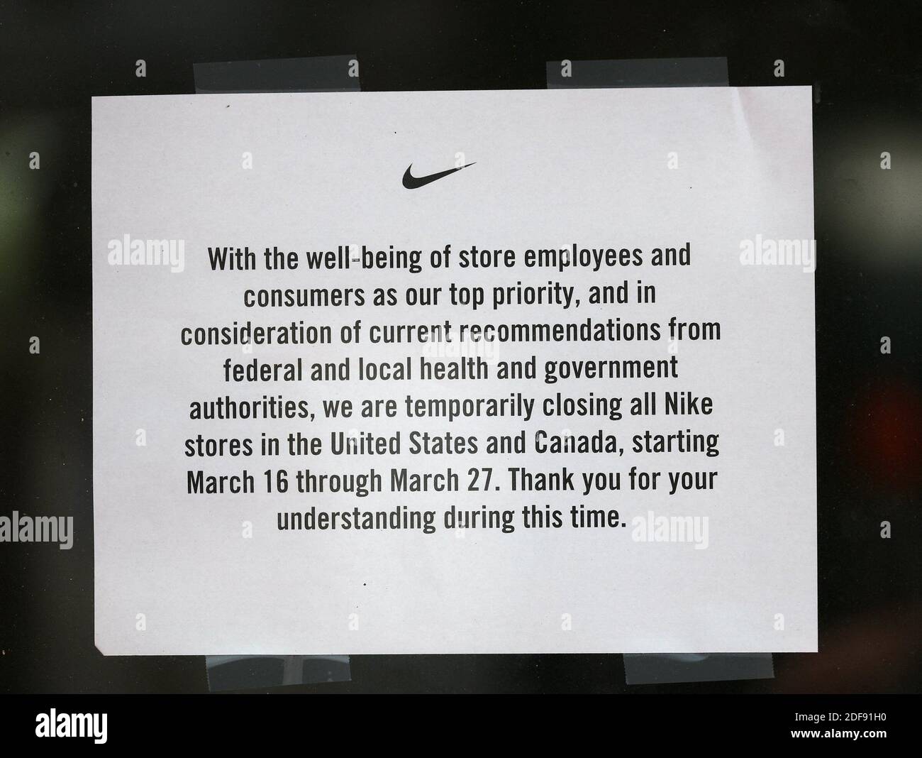 NESSUN FILM, NESSUN VIDEO, NESSUNA TV, NESSUN DOCUMENTARIO - il negozio Nike  Lincoln Rd pubblica un avviso di chiusura in quanto le conseguenze della  pandemia COVID-19 hanno forzato la chiusura della maggior