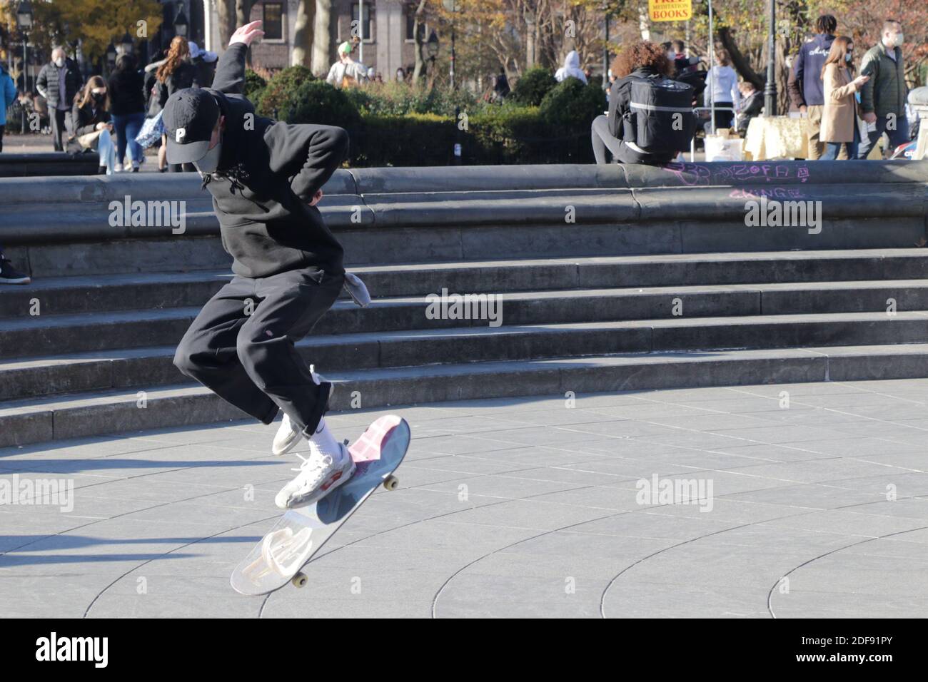 Skate Boarders che pratica la loro forma d'arte, New York, NY USA Foto Stock