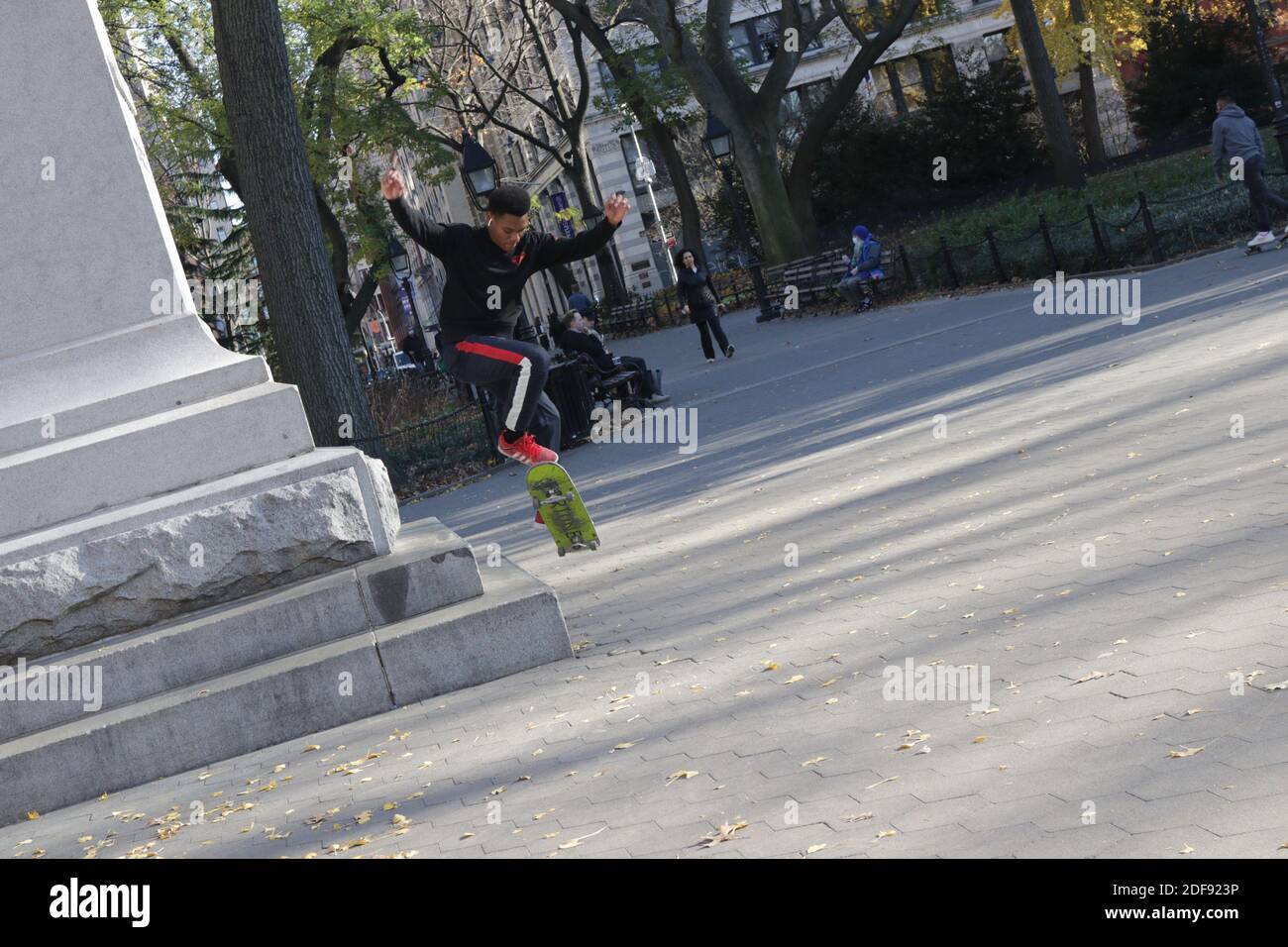 Skate Boarders che pratica la loro forma d'arte, New York, NY USA Foto Stock