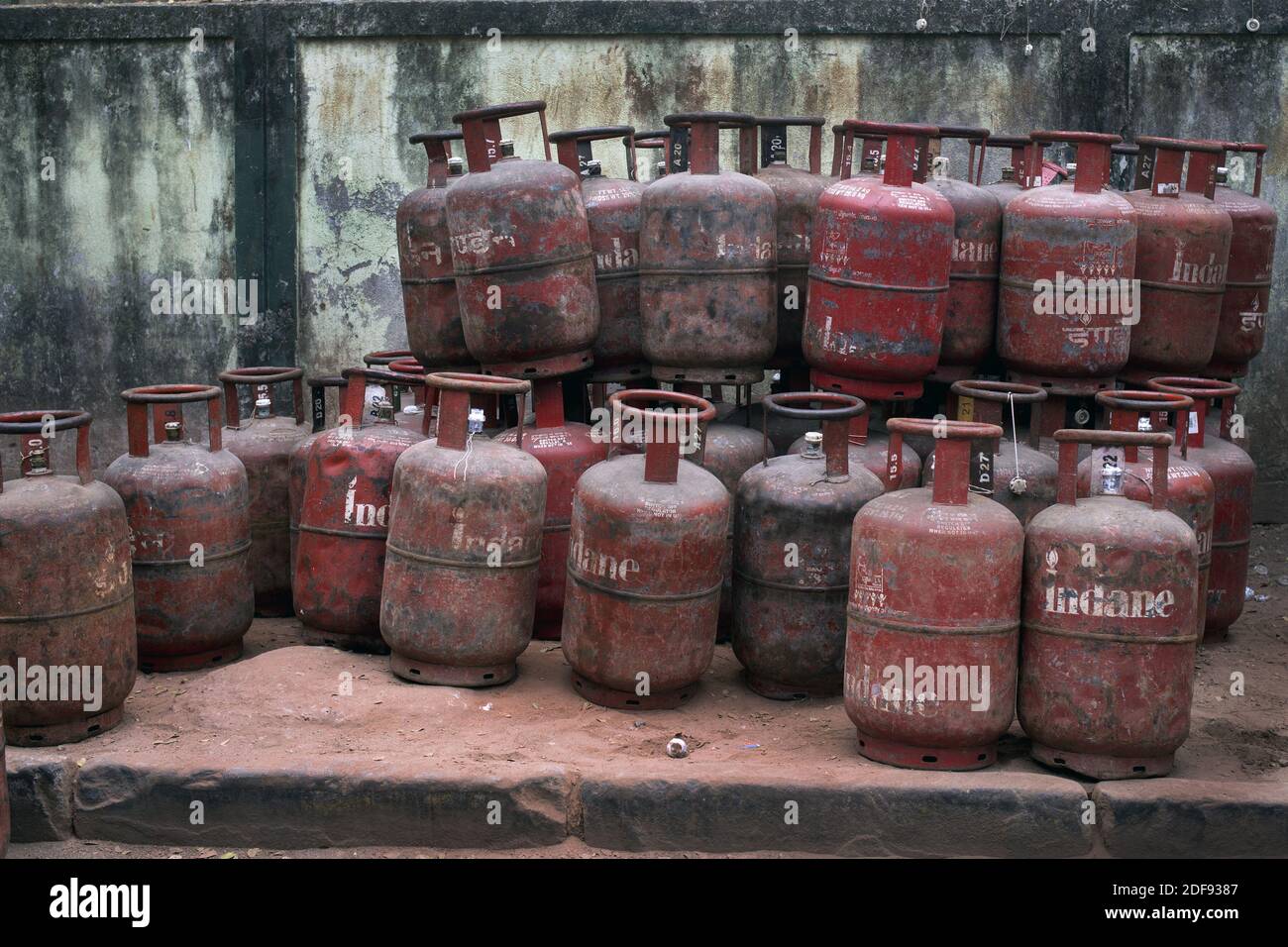 Le bombole di gas da cucina sono impilate su un sentiero prima di essere spedite ai clienti durante 21 giorni di blocco in India a causa di una pandemia di covid 19. Kolkata, Bengala Occidentale, India, 9 aprile 2020. Foto di Arindam Mukherjee/ABACAPRESS.COM Foto Stock