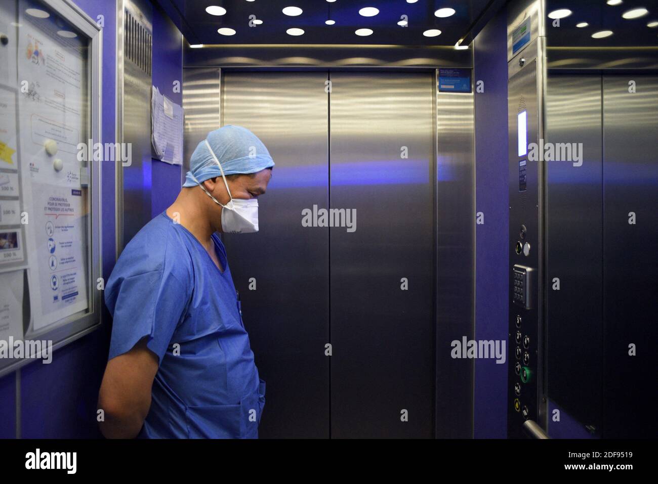 Dottore nel servizio di covid19. La clinica Orangerie di Strasburgo ha istituito un servizio di assistenza e rianimazione per i pazienti affetti da coronavirus.19. 19 l'intera clinica ha ridotto al minimo le sue consuete attività mediche per soddisfare gli imperativi della crisi sanitaria nel Grand Est.9 aprile 2020, a Strasburgo, nella Francia nordorientale. Foto di Nicolas Roses/ABACAPRESS.COM Foto Stock