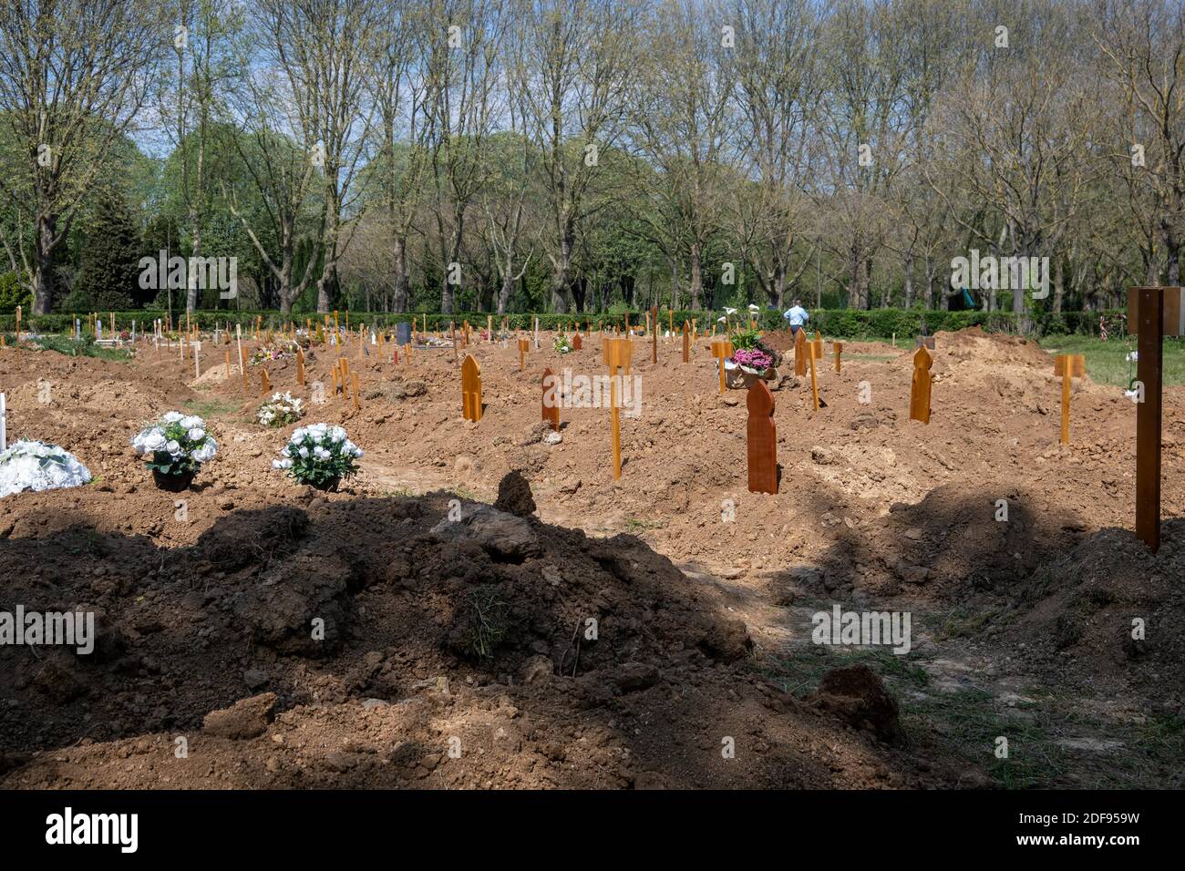 Il lato « musulmano » del più grande cimitero di Parigi visto durante il periodo COVID-19, con un gran numero di tombe fresche, non ancora coperto da una stele o pietra, solo un pezzo di legno che mostra il nome, come visto a Thiais, a sud di Parigi, Francia, il 10 aprile 2020. Foto di ABACAPRESS.COM Foto Stock