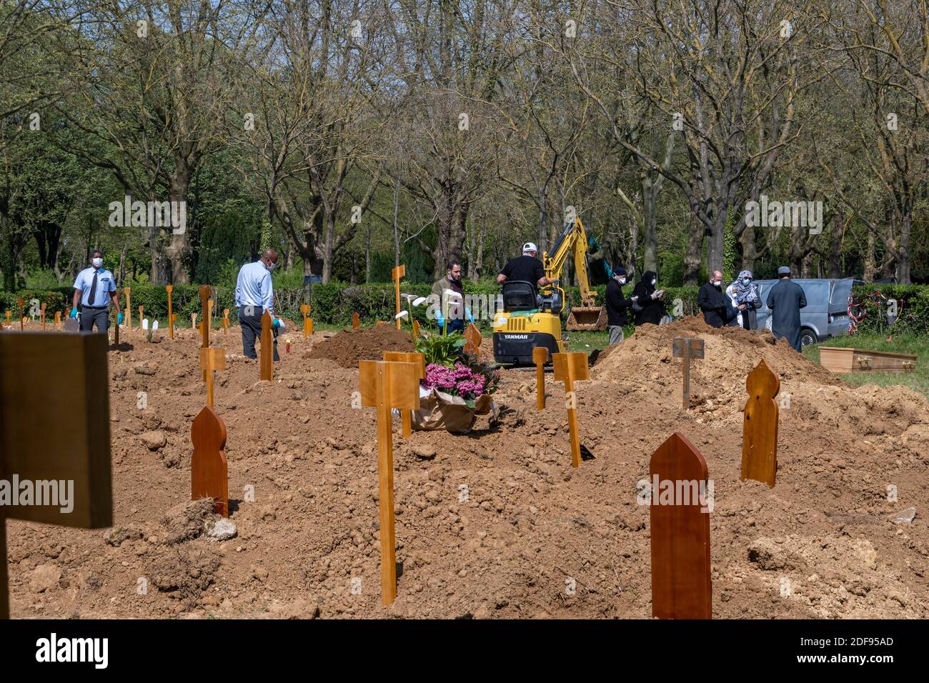 Il lato « musulmano » del più grande cimitero di Parigi visto durante il periodo COVID-19, con un gran numero di tombe fresche, non ancora coperto da una stele o pietra, solo un pezzo di legno che mostra il nome, come visto a Thiais, a sud di Parigi, Francia, il 10 aprile 2020. Foto di ABACAPRESS.COM Foto Stock