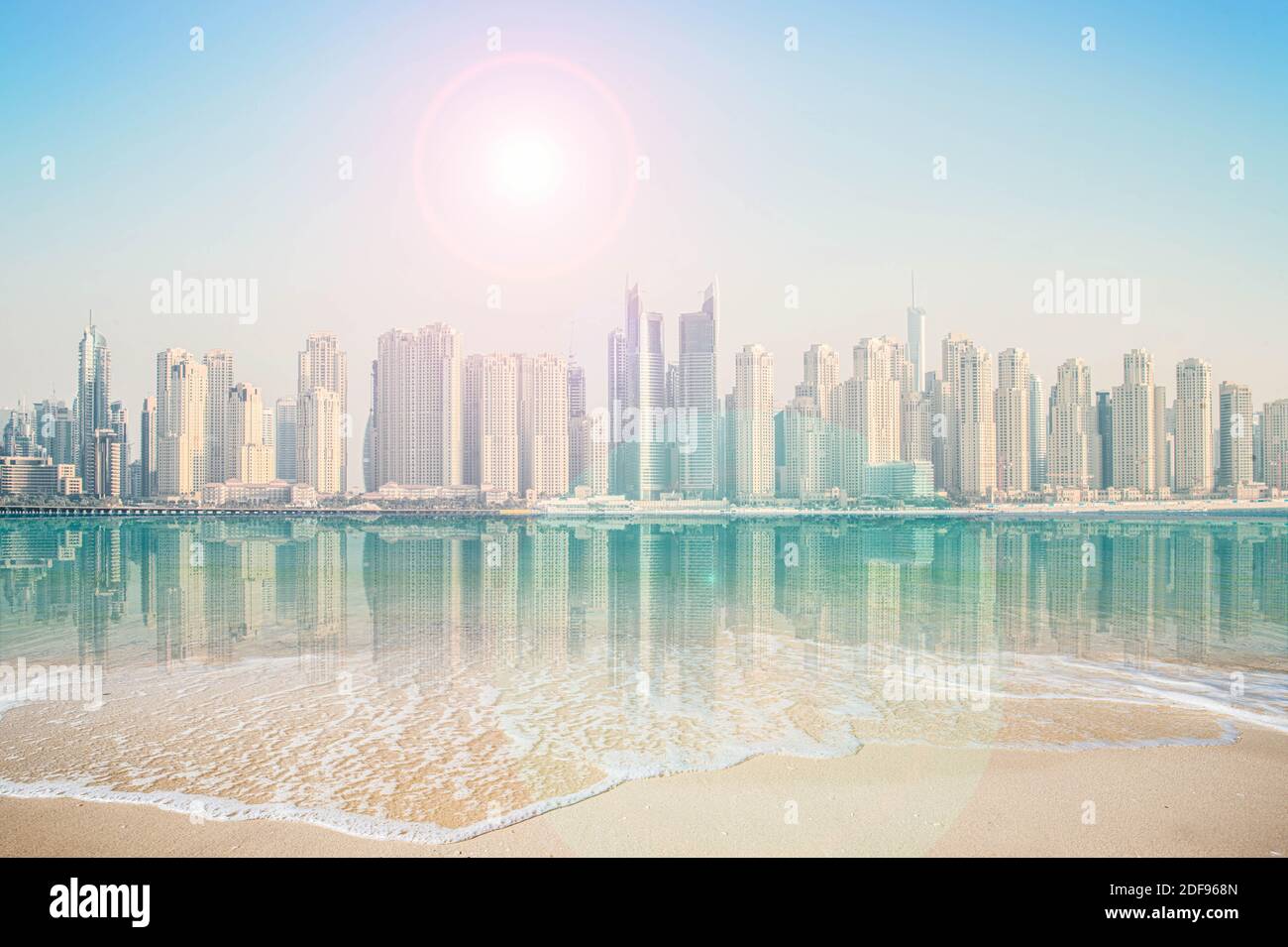 Paesaggio urbano futuristico degli edifici a Dubai, Emirati Arabi Uniti. Immagini copyright www.edtelling.com Foto Stock