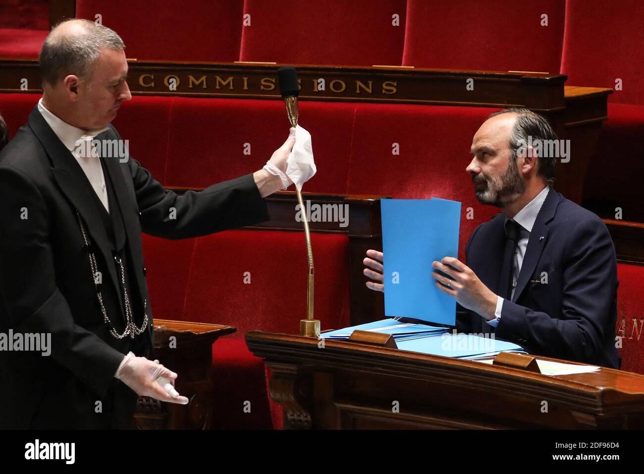 Il primo ministro francese Edouard Philippe durante una sessione di interrogazioni rivolte al governo in occasione dell'Assemblea nazionale francese a Parigi, in Francia, il 14 aprile 2020, il 29° giorno di un blocco in Francia volto a frenare la diffusione della pandemia della COVID-19, causata dal novo coronavirus. La partecipazione alle sessioni di interrogazioni rivolte al governo è stata limitata ai parlamentari che hanno posto una domanda, ai presidenti dei gruppi parlamentari e ai ministri che sono stati posti una domanda, a causa delle restrizioni legate alla nuova epidemia di coronavirus. Foto di Stephane Lemouton/Pool/ABACAPRESS.COM Foto Stock