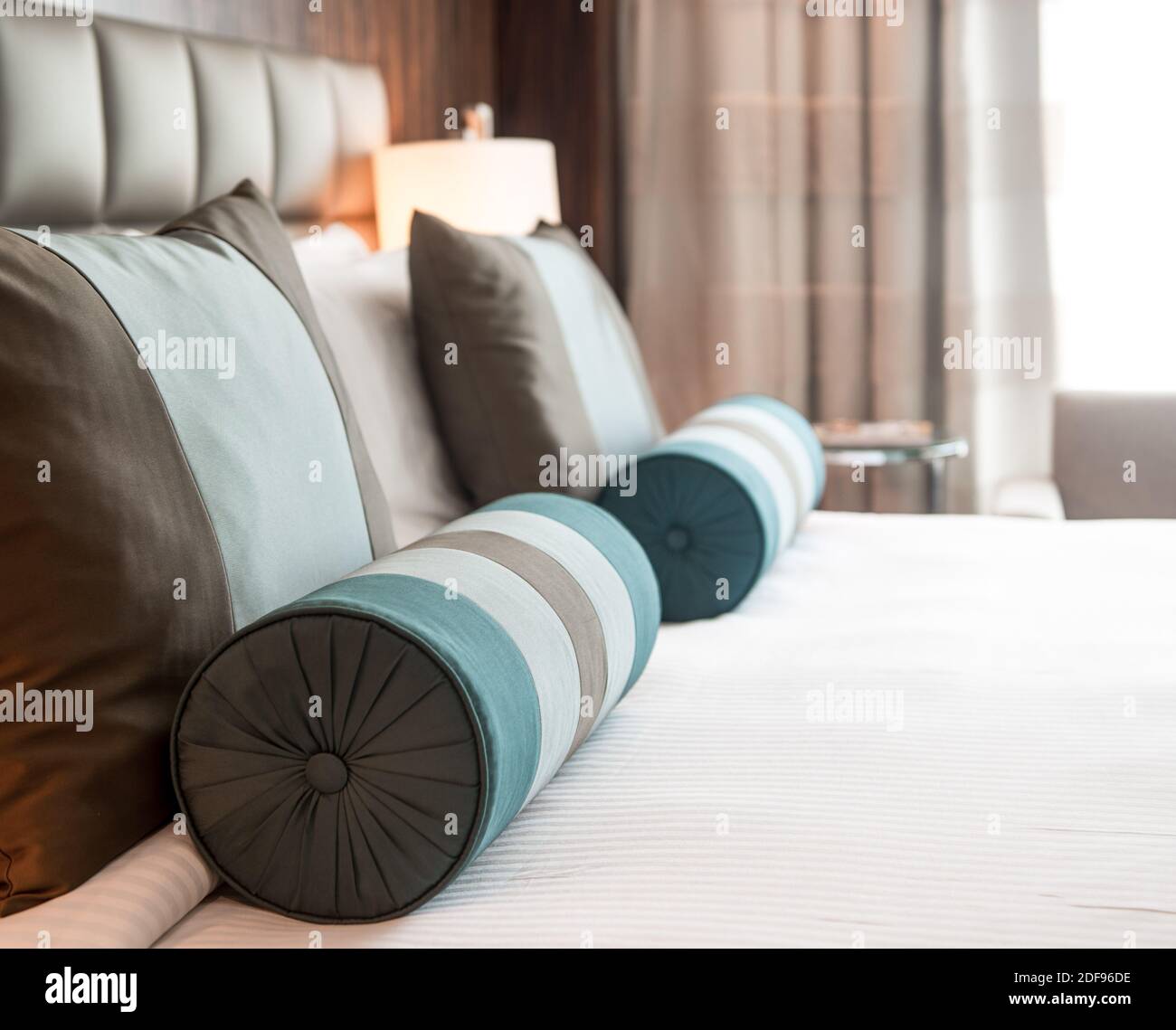 Camera da letto di lusso dell'hotel arredata in grigio e blu con legno raccordi Foto Stock