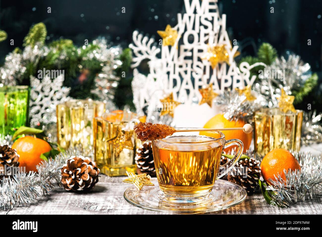 Bevanda calda invernale. Tazza di tè con decorazioni alle finestre. Ornamenti di Natale Foto Stock