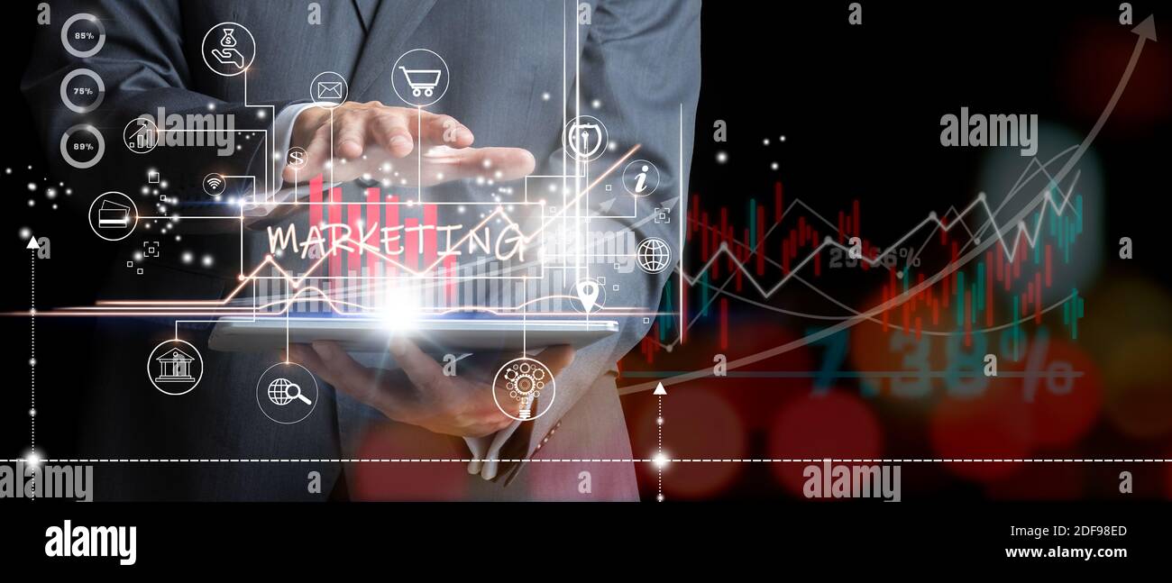 Uomo d'affari che utilizza tablet e analisi della crescita dei dati di vendita. Marketing online digitale. Connessione di rete globale. Foto Stock