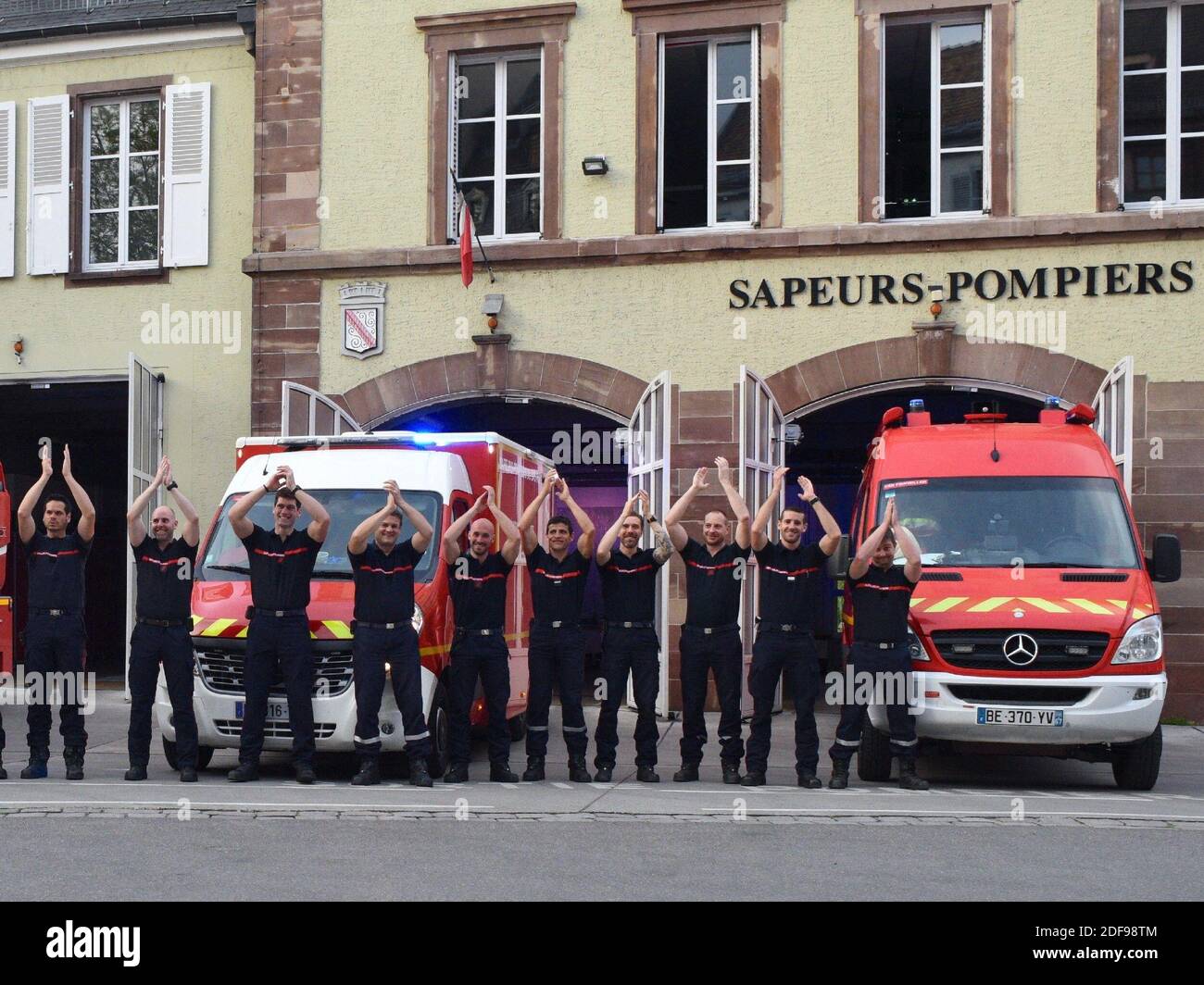 I vigili del fuoco del distretto di Finkwiller si aggrappano per ringraziare gli operatori sanitari e gli eroi di tutti i giorni il 16 aprile 2020, a Strasburgo, nella Francia nord-orientale. Foto di Nicolas Roses/ABACAPRESS.COM Foto Stock