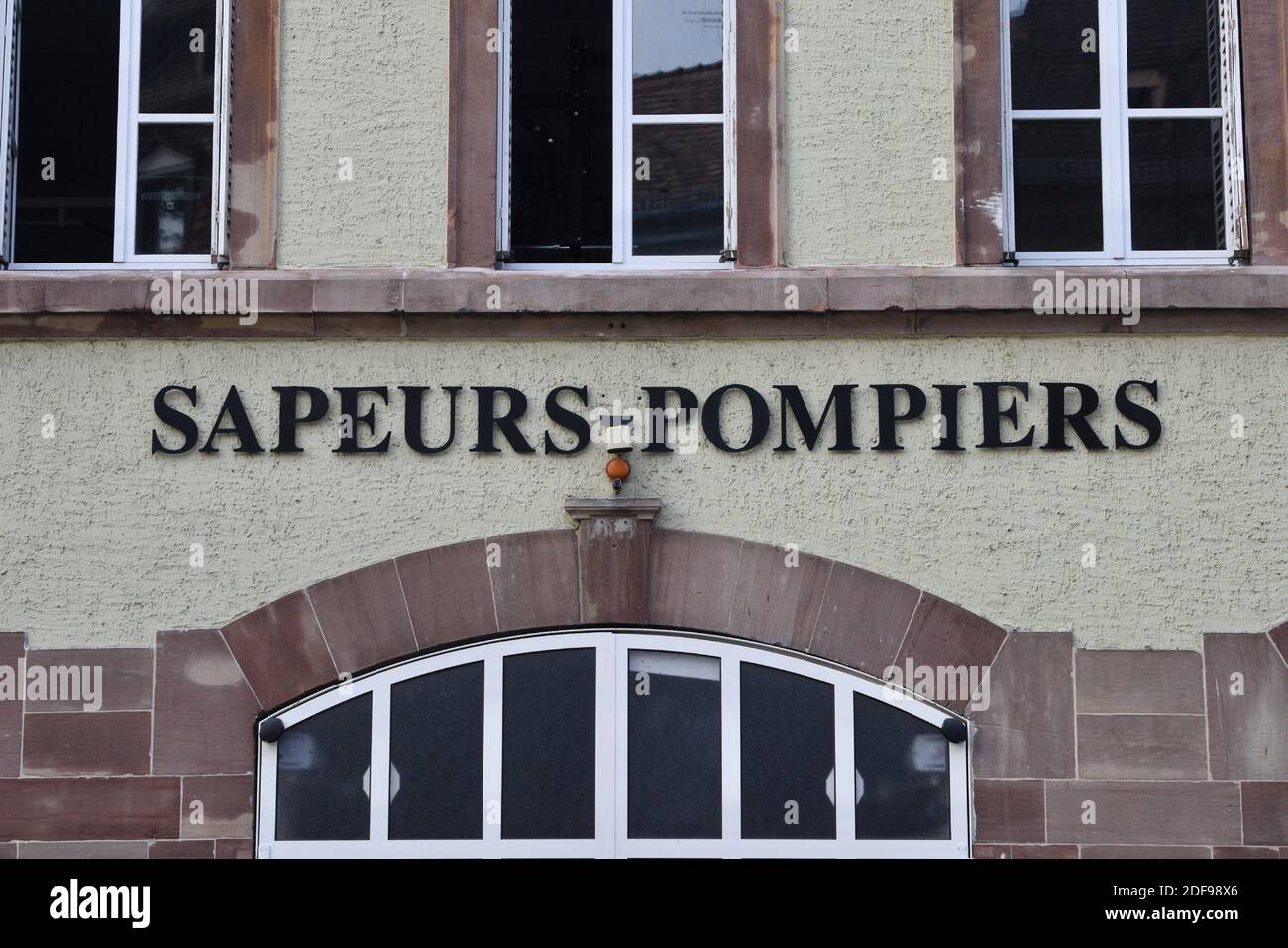 I vigili del fuoco del distretto di Finkwiller si aggrappano per ringraziare gli operatori sanitari e gli eroi di tutti i giorni il 16 aprile 2020, a Strasburgo, nella Francia nord-orientale. Foto di Nicolas Roses/ABACAPRESS.COM Foto Stock