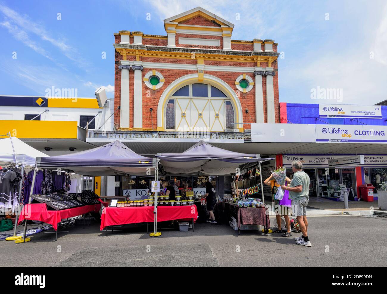 Il mercato si trova di fronte ad un vecchio edificio coloniale in Adelaide Street, Maryborough, Sunshine Coast, Queensland, QLD, Australia Foto Stock