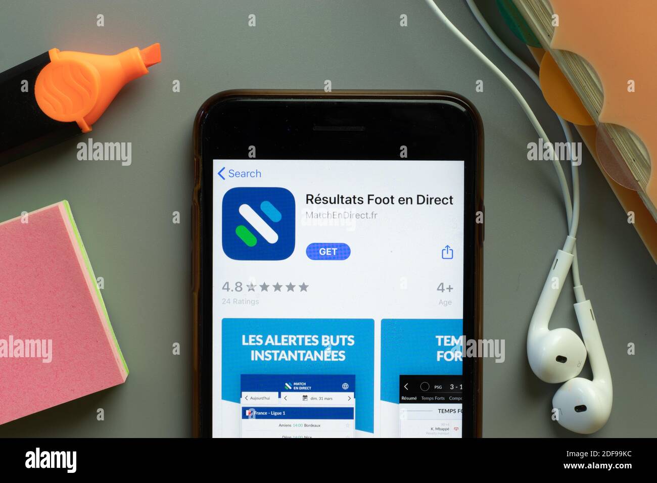 New York, USA - 1 dicembre 2020: Icona dell'app mobile Resultats foot en Direct sulla vista superiore dello schermo del telefono, editoriale illustrativo. Foto Stock