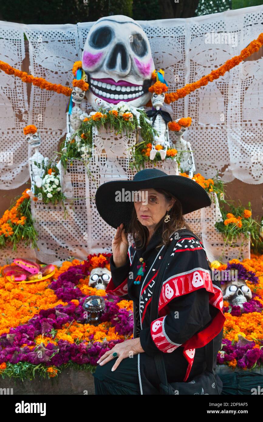 CHRISTINE KOLISCH e un ALTARE installato nel JARDIN per onorare i cari che sono morti durante IL GIORNO DEI MORTI - SAN MIGUEL DE ALLENDE, MESSICO MR Foto Stock