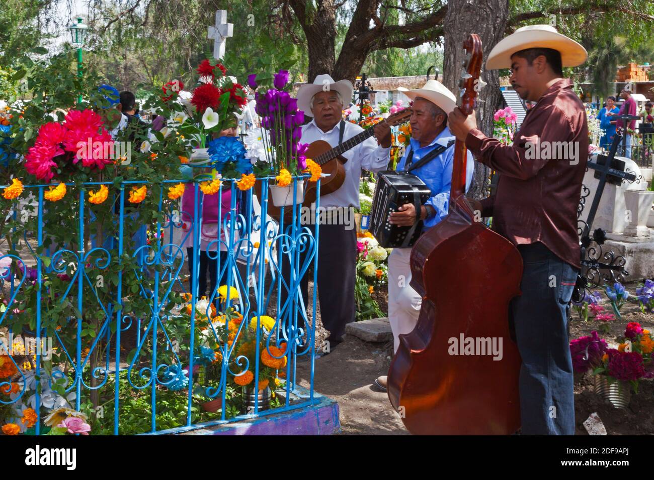 I MUSICISTI suonano le canzoni preferite dei loro cari che li accolgono sulla terra durante IL GIORNO DEI MORTI - SAN MIGUEL DE ALLENDE, MESSICO Foto Stock