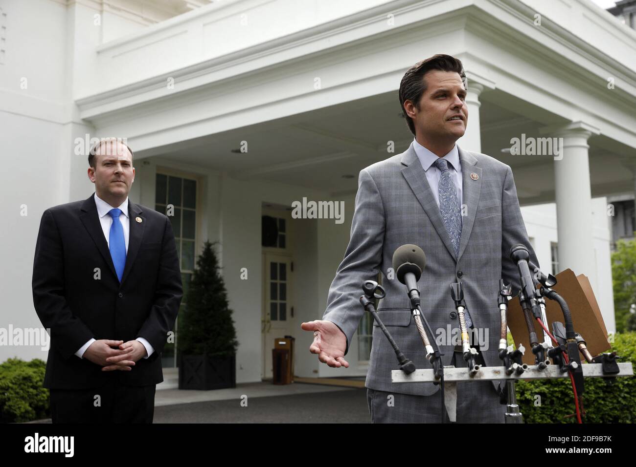 I membri del Congresso Matt Gaetz (R-FL) e Lee Zeldin (R-NY) parlano con i giornalisti dopo un incontro con il presidente degli Stati Uniti Donald Trump alla Casa Bianca a Washington, DC, USA il 21 aprile 2020. Foto di Yuri Grippas/ABACAPRESS.COM Foto Stock