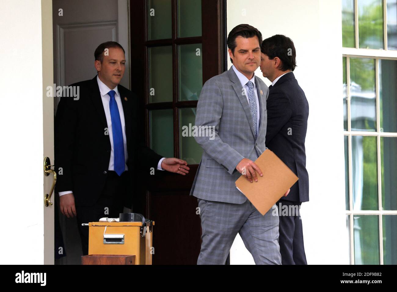 I membri del Congresso Matt Gaetz (R-FL) e Lee Zeldin (R-NY) escono dopo un incontro con il presidente degli Stati Uniti Donald Trump alla Casa Bianca a Washington, DC, USA il 21 aprile 2020. Foto di Yuri Grippas/ABACAPRESS.COM Foto Stock