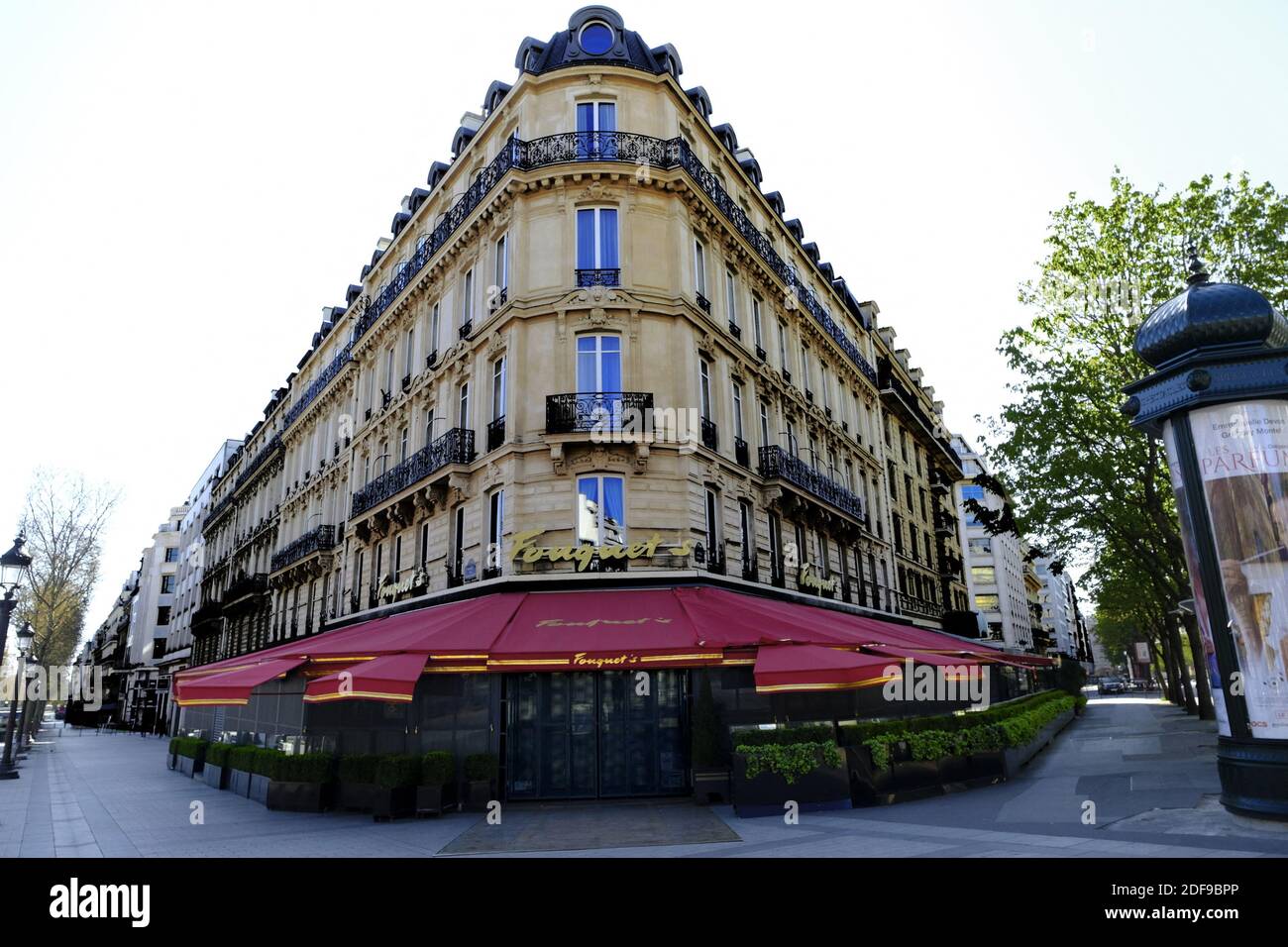 Il ristorante Deserted Fouquet's, la brasserie e' famosa per le sue tende rosse sugli Champs Elysees a Parigi, dato che in Francia entra in vigore uno stretto blocco per fermare la diffusione del COVID-19, Causato dal coronavirus. Dopo l'annuncio da parte del presidente francese Emmanuel Macron delle severe regole di isolamento domiciliare dei francesi a causa di un focolaio di pandemia di coronavirus (COVID-19), avvenuto il 18 marzo 2020 a Parigi, Francia, i francesi dovranno rimanere a casa, la Francia ha chiuso tutte le scuole, teatri, cinema e una serie di negozi, con solo quelli che vendono cibo e altri articoli essenziali autorizzati a re Foto Stock