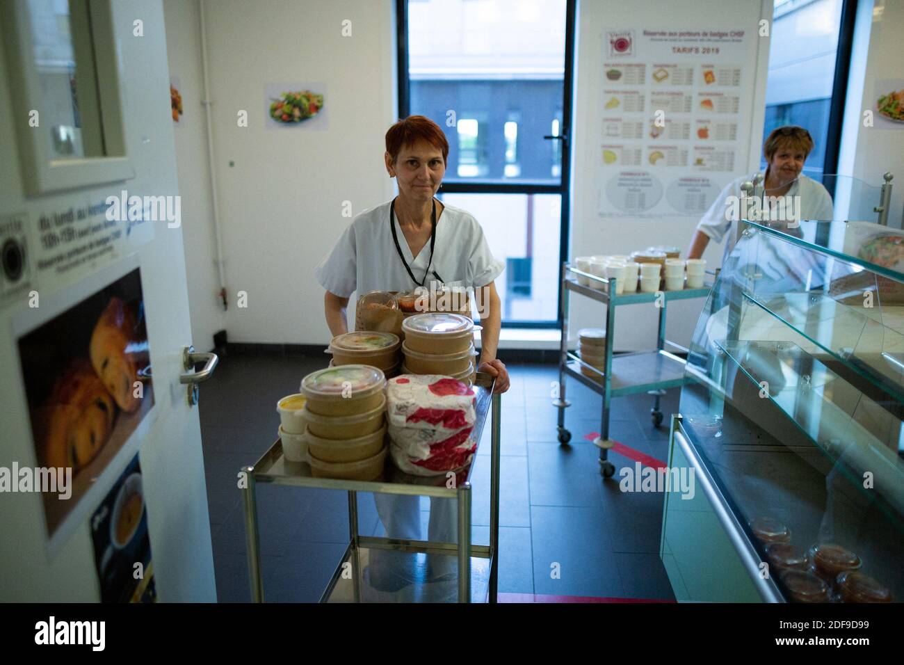 I volontari della Fondation Hopitaux de Paris (Paris Hospitals Foundation) distribuiscono i pranzi al personale medico. Distribuzione di pranzi e cibo al personale medico della Fondazione Hopitaux de Paris presso l'ospedale Centre Hospitalier Sud Francilien a Corbeil-Essonnes, a sud di Parigi, Francia il 23 aprile 2020. Foto di Raphael Lafargue/ABACAPRESS.COM Foto Stock